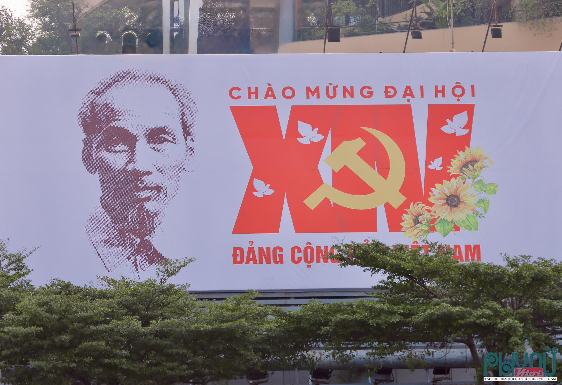 Bức tranh Hà Nội rực rỡ cờ, hoa trong những ngày chào mừng Đại hội XIV vì thế không chỉ là câu chuyện của trang trí đô thị, mà còn là biểu hiện sinh động của niềm tin, sự đồng lòng và kỳ vọng của nhân dân vào tương lai đất nước.