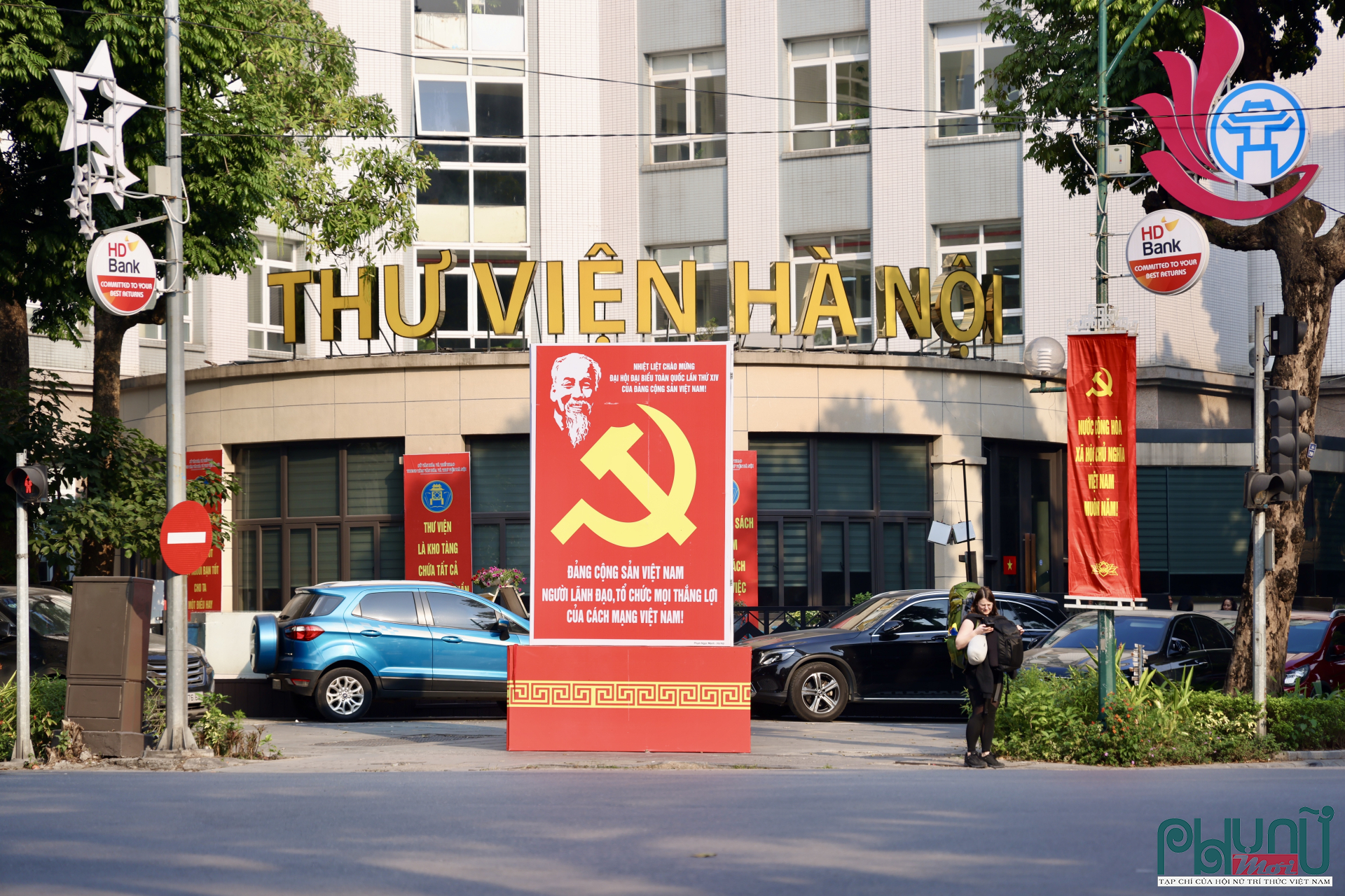 Tấm pano lớn đặt tại khu vực Thư viện Hà Nội được thiết kế nổi bật với không gian kiến trúc xung quanh, trở thành điểm nhấn thị giác trên tuyến phố trung tâm, góp phần lan tỏa không khí phấn khởi, trang nghiêm và tinh thần chào mừng Đại hội XIV của Đảng tới đông đảo người dân và bạn đọc.