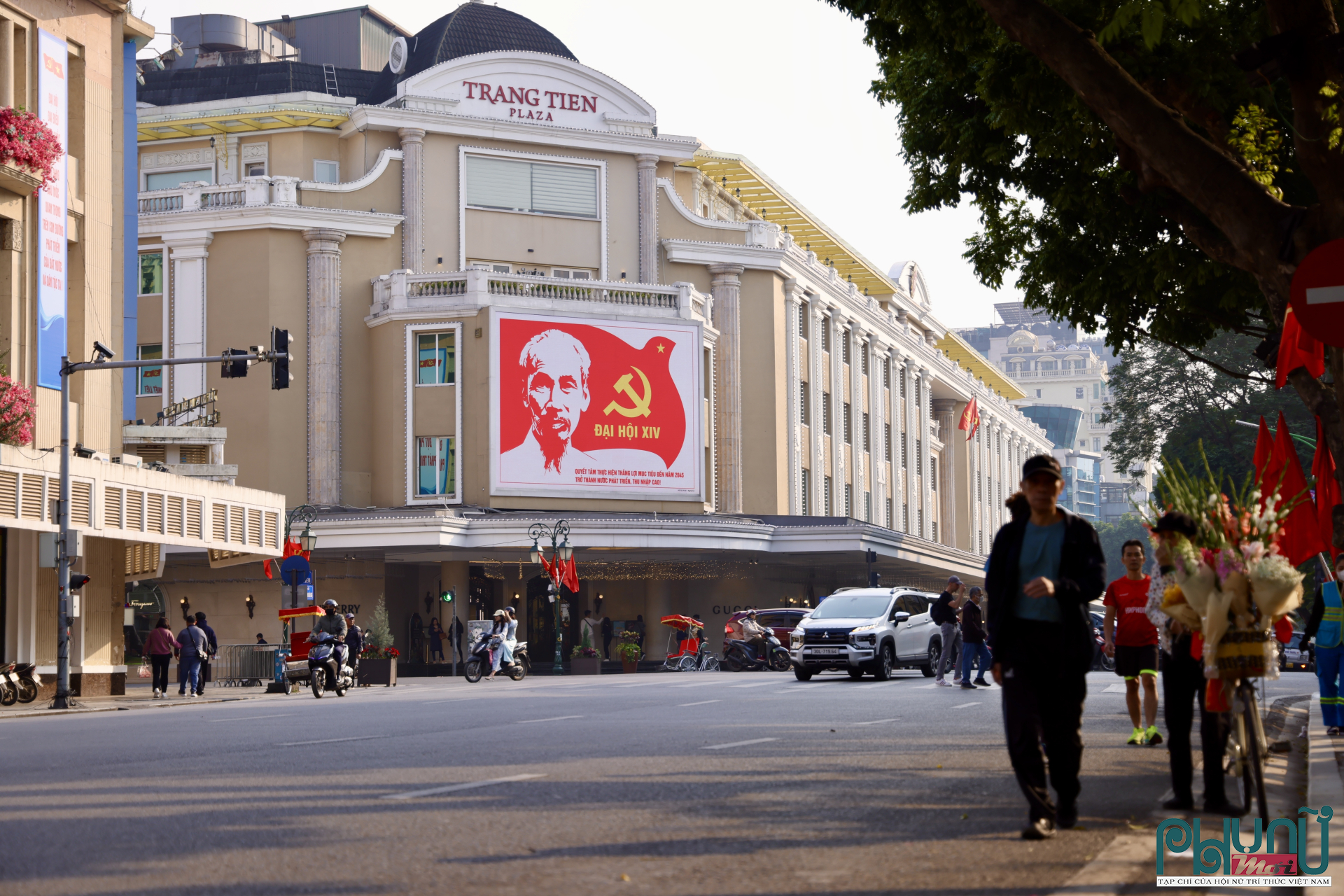 Các tuyến phố như Hoàng Diệu, Điện Biên Phủ, Hùng Vương, Tràng Tiền, Phan Đình Phùng… nổi bật trong sắc đỏ chủ đạo. Cờ Tổ quốc, cờ Đảng tung bay trên nền trời thu trong xanh, hòa cùng những cụm hoa được chăm chút kỹ lưỡng, tạo nên không gian vừa mang tính nghi lễ, vừa giàu tính thẩm mỹ.