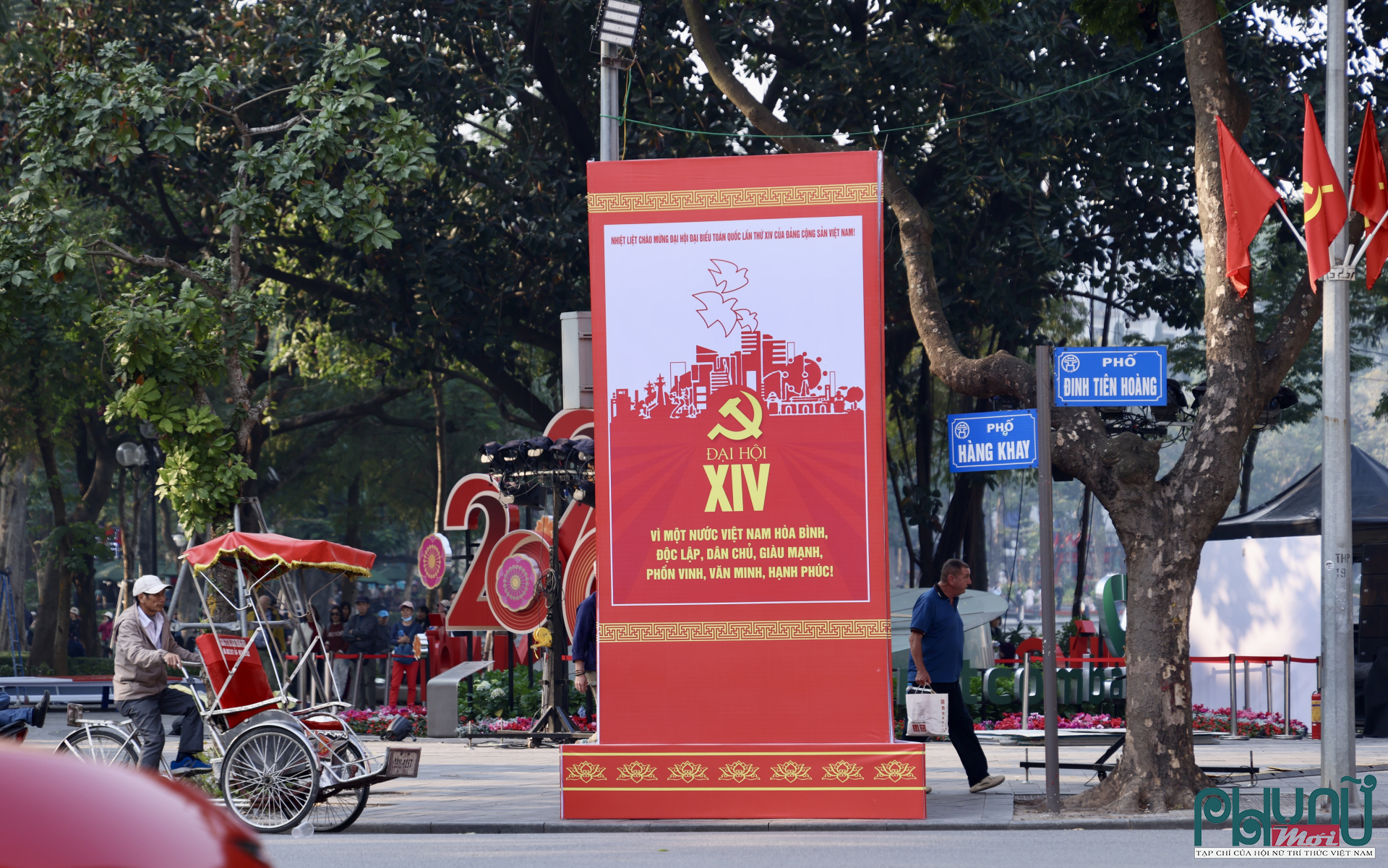 Các pano lớn với khẩu hiệu chào mừng Đại hội XIV được bố trí trang trọng, dễ nhìn, góp phần truyền tải thông điệp chính trị một cách sinh động, trực quan.