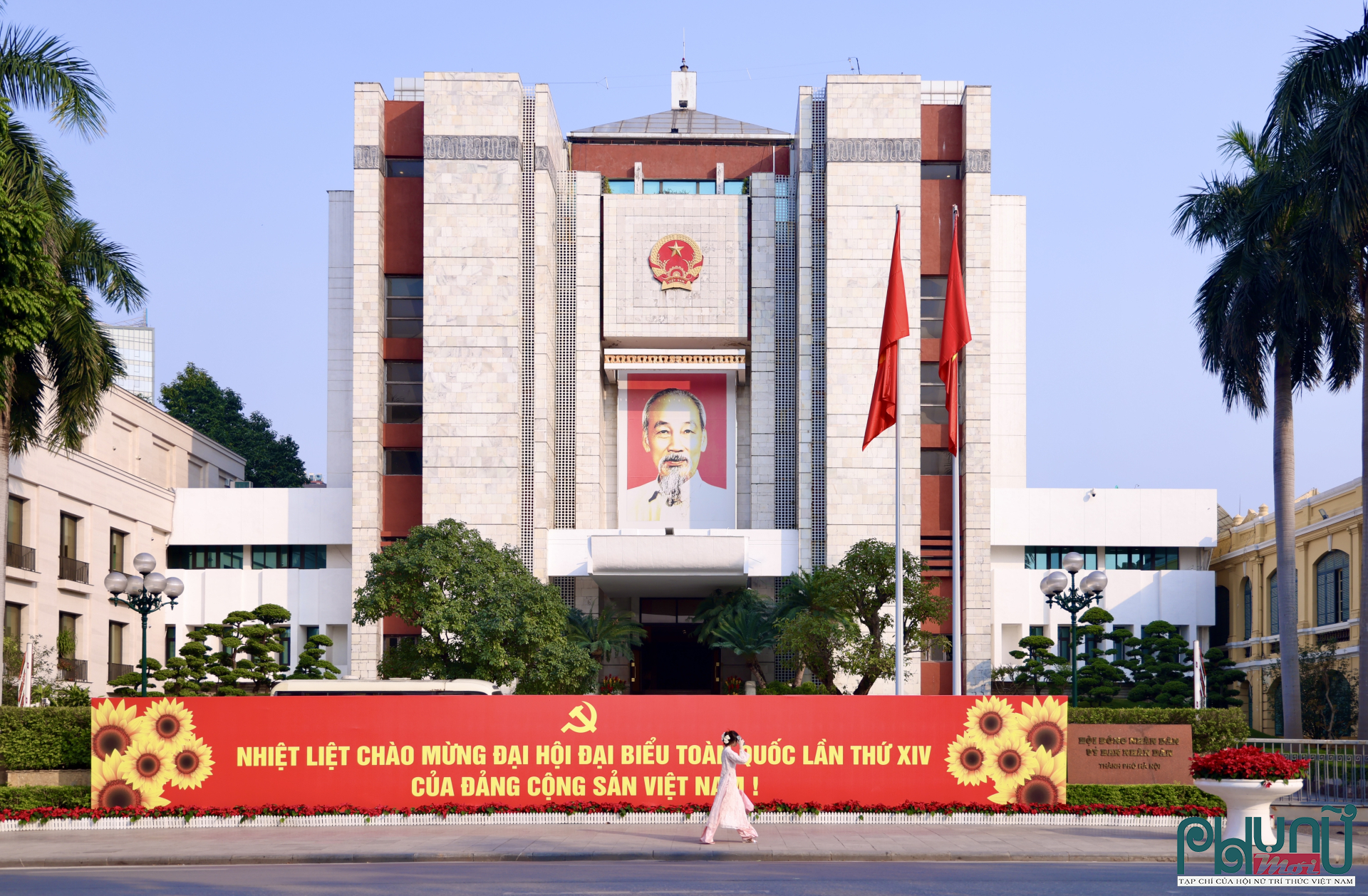 Tại các cơ quan, đơn vị, trường học, công tác tuyên truyền được triển khai đồng bộ. Bảng tin, không gian sinh hoạt chung được trang trí theo chủ đề chào mừng Đại hội XIV, kết hợp với các hoạt động sinh hoạt chính trị, chuyên đề, tọa đàm. Qua đó, cán bộ, đảng viên và quần chúng nhân dân có thêm cơ hội tìm hiểu về ý nghĩa, tầm quan trọng của Đại hội, cũng như những định hướng lớn cho chặng đường phát triển sắp tới của đất nước.