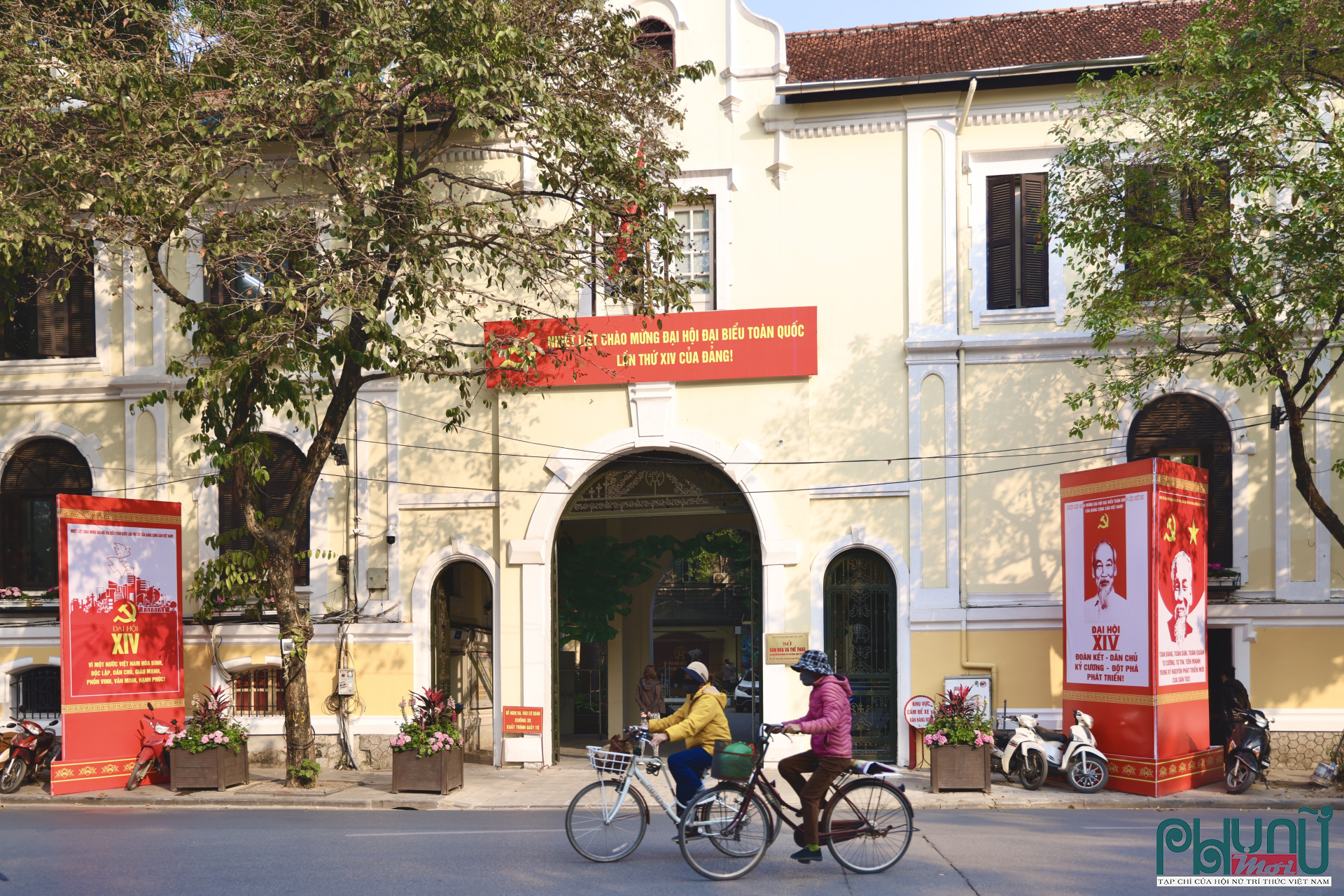 Hà Nội những ngày này không chỉ đẹp hơn về hình thức, mà còn lan tỏa tinh thần tích cực, tin tưởng. Sắc cờ hoa trên từng con phố như lời khẳng định về sự ổn định, đoàn kết và khát vọng phát triển. Đại hội XIV của Đảng được kỳ vọng sẽ mở ra những quyết sách quan trọng, đáp ứng yêu cầu phát triển trong giai đoạn mới, và chính không khí hân hoan, trang trọng của Thủ đô hôm nay là sự chuẩn bị cả về vật chất lẫn tinh thần cho dấu mốc ấy.