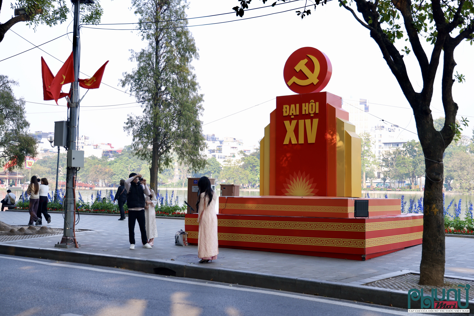 Trên các tuyến phố, hình ảnh người dân dừng lại chụp ảnh bên những cụm pano, biểu tượng chào mừng Đại hội xuất hiện ngày một nhiều. Các bạn trẻ ghi lại khoảnh khắc Hà Nội rực rỡ trong sắc cờ hoa.