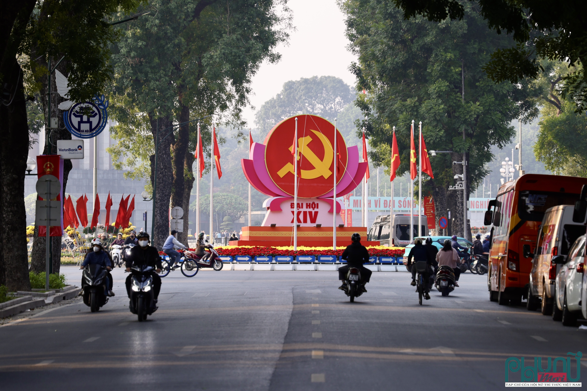 Những ngày này, Hà Nội khoác lên mình diện mạo đặc biệt rực rỡ cờ đỏ sao vàng, băng rôn, pano, khẩu hiệu trải dài khắp các tuyến phố trung tâm, quảng trường, khu dân cư. Không khí chào mừng Đại hội đại biểu toàn quốc lần thứ XIV của Đảng lan tỏa từ các trục đường lớn đến từng ngõ nhỏ, từ cơ quan, công sở đến trường học, khu dân cư, tạo nên một bức tranh đô thị vừa trang trọng, vừa gần gũi.