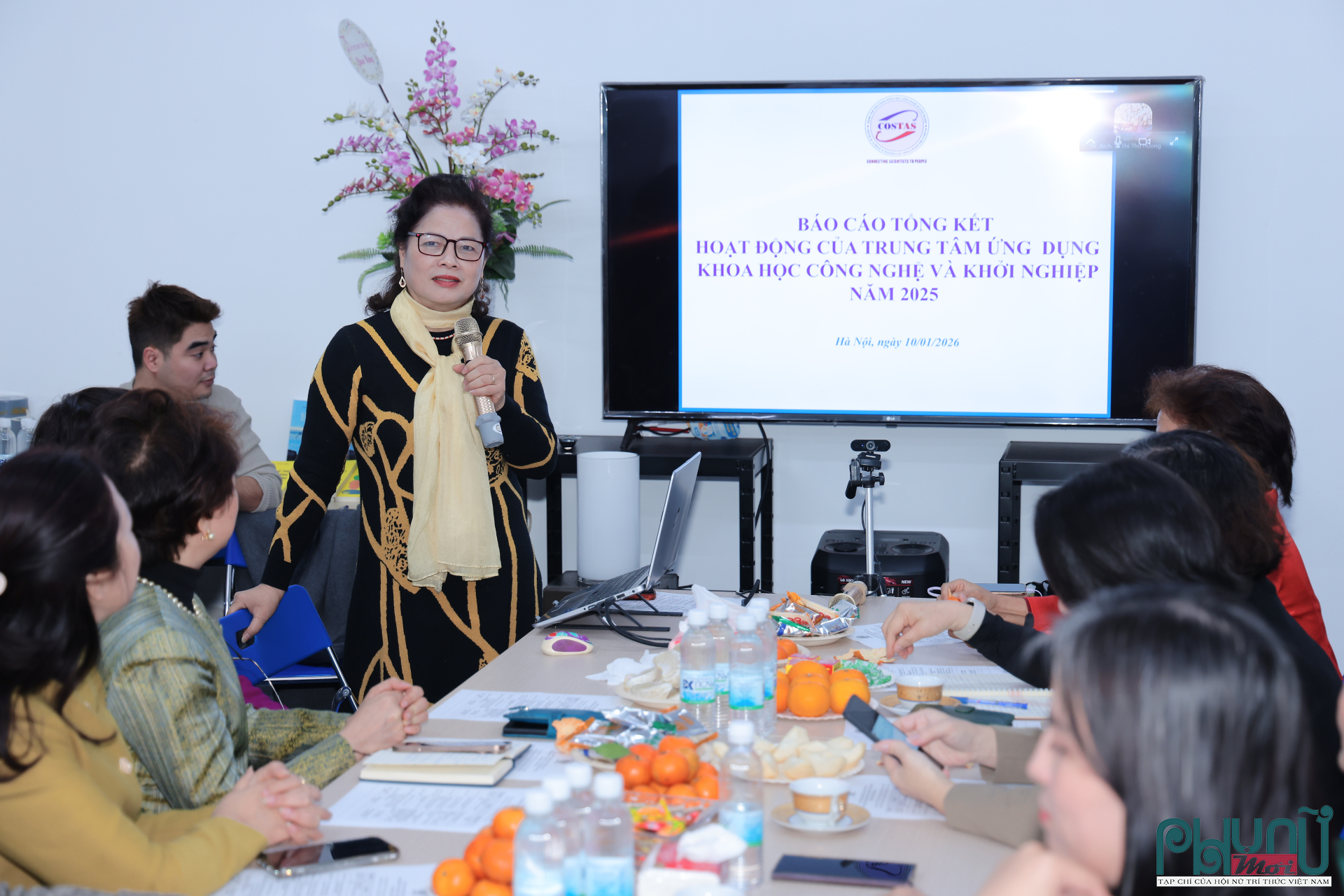 ThS. Lê Thị Khánh Vân, Giám đốc Trung tâm Ứng dụng Khoa học, Công nghệ và Khởi nghiệp (COSTAS) trình bày báo cáo.