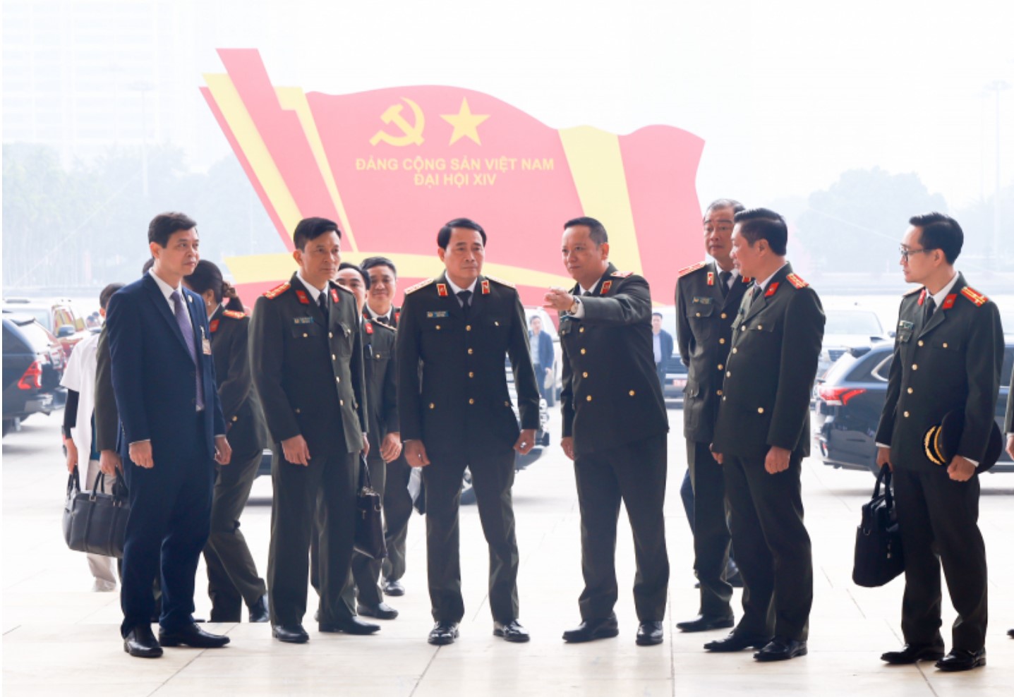 Thiếu tướng Phạm Thanh Hùng, Tư lệnh Bộ Tư lệnh Cảnh vệ báo cáo Thứ trưởng Lê Quốc Hùng về công tác chuẩn bị và triển khai các phương án bảo vệ Đại hội XIV. Ảnh: CAND