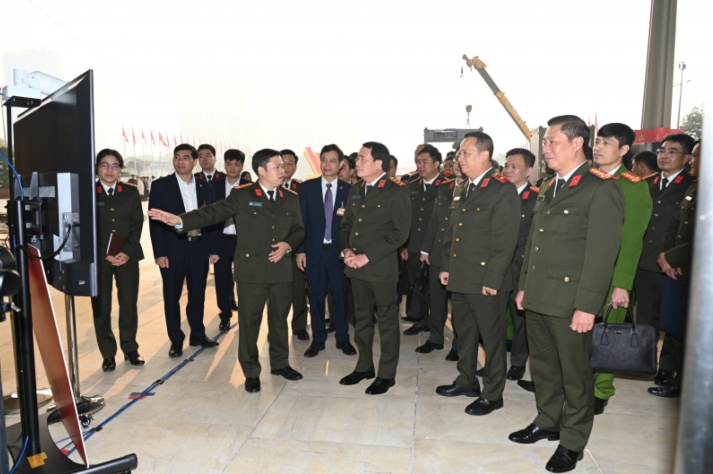 Thứ trưởng Lê Quốc Hùng cùng đoàn công tác nghe báo cáo, kiểm tra hệ thống kỹ thuật phục vụ công tác bảo vệ, kiểm soát ra vào tại Trung tâm Hội nghị Quốc gia. Ảnh: CAND