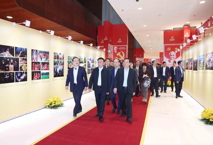 Thường trực Ban Bí thư Trần Cẩm Tú kiểm tra khu trưng bày các ấn phẩm xuất bản tại đại hội. Ảnh: TTXVN