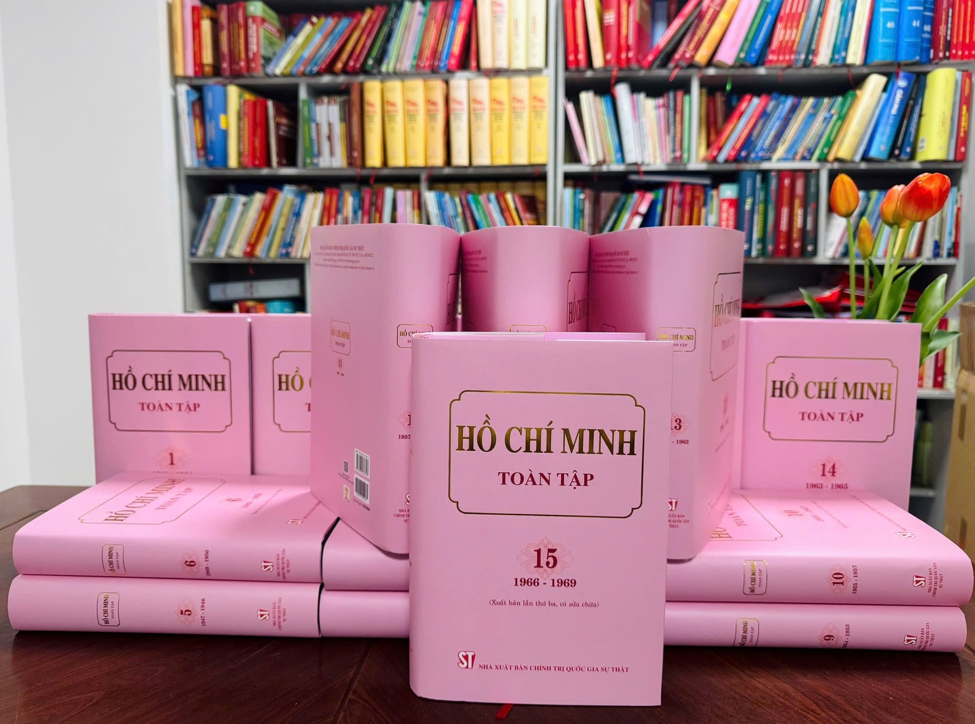 Bộ sách “Hồ Chí Minh Toàn tập” vừa được tái bản, phát hành rộng rãi.