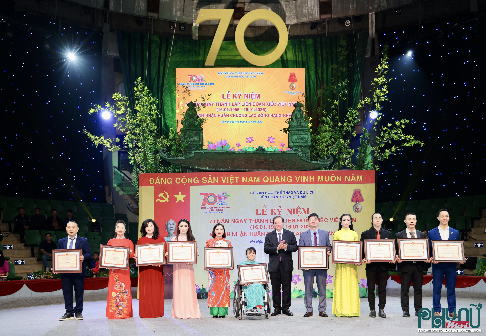 Thứ trưởng Bộ VHTTDL Tạ Quang Đông trao Bằng khen của Bộ trưởng Bộ VHTTDL cho các cá nhân có thành tích xuất sắc.