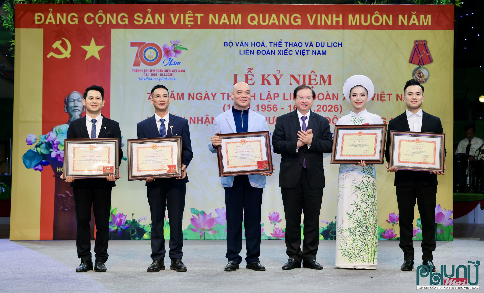 Thứ trưởng Bộ VHTTDL Tạ Quang Đông trao Bằng khen của Bộ trưởng Bộ VHTTDL cho các cá nhân có thành tích xuất sắc.