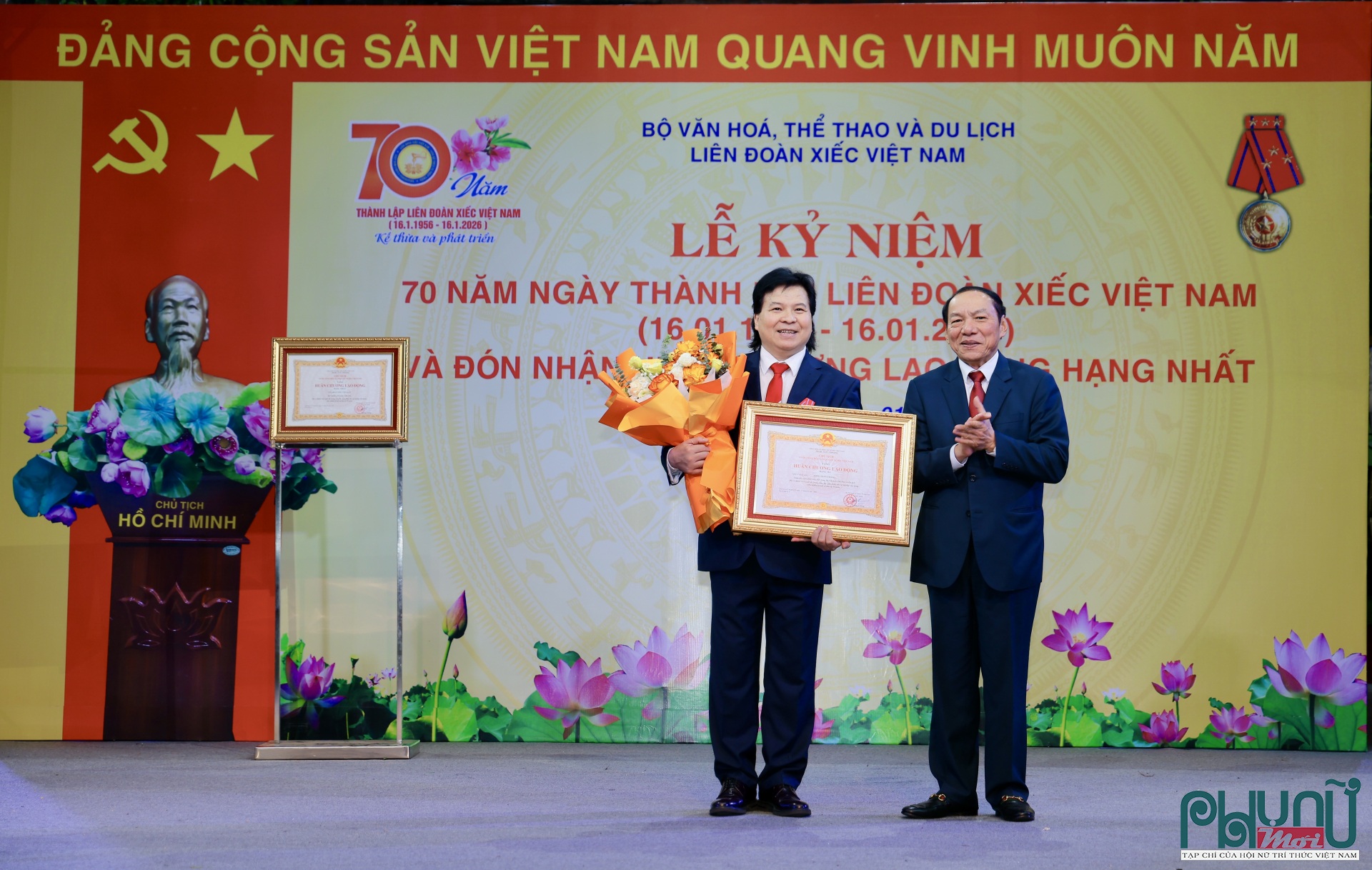 Thừa ủy quyền của Chủ tịch nước, Ủy viên BCH Trung ương Đảng, Bộ trưởng Bộ VHTTDL Nguyễn Văn Hùng đã trao tặng Huân chương Lao động hạng ba NSND Tống Toàn Thắng, Bí thư Đảng ủy, Giám đốc Liên đoàn Xiếc Việt Nam.