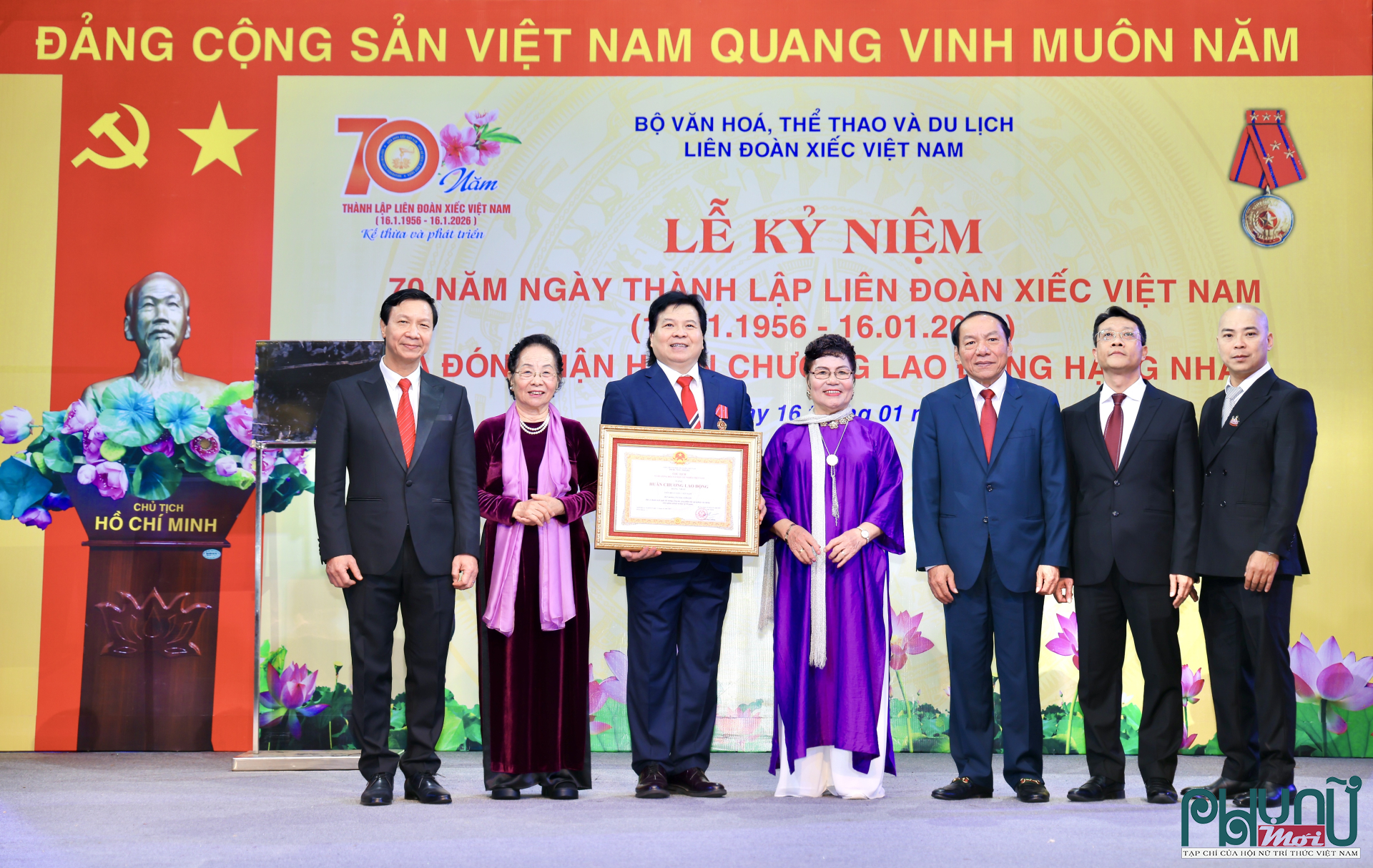 Nguyên Ủy viên Ban Chấp hành Trung ương Đảng, nguyên Phó Chủ tịch nước Nguyễn Thị Doan cùng các lãnh đạo chúc mừng Liên đoàn Xiếc Việt Nam vinh dự đón nhận Huân chương Lao động hạng Nhất do Chủ tịch nước trao tặng.