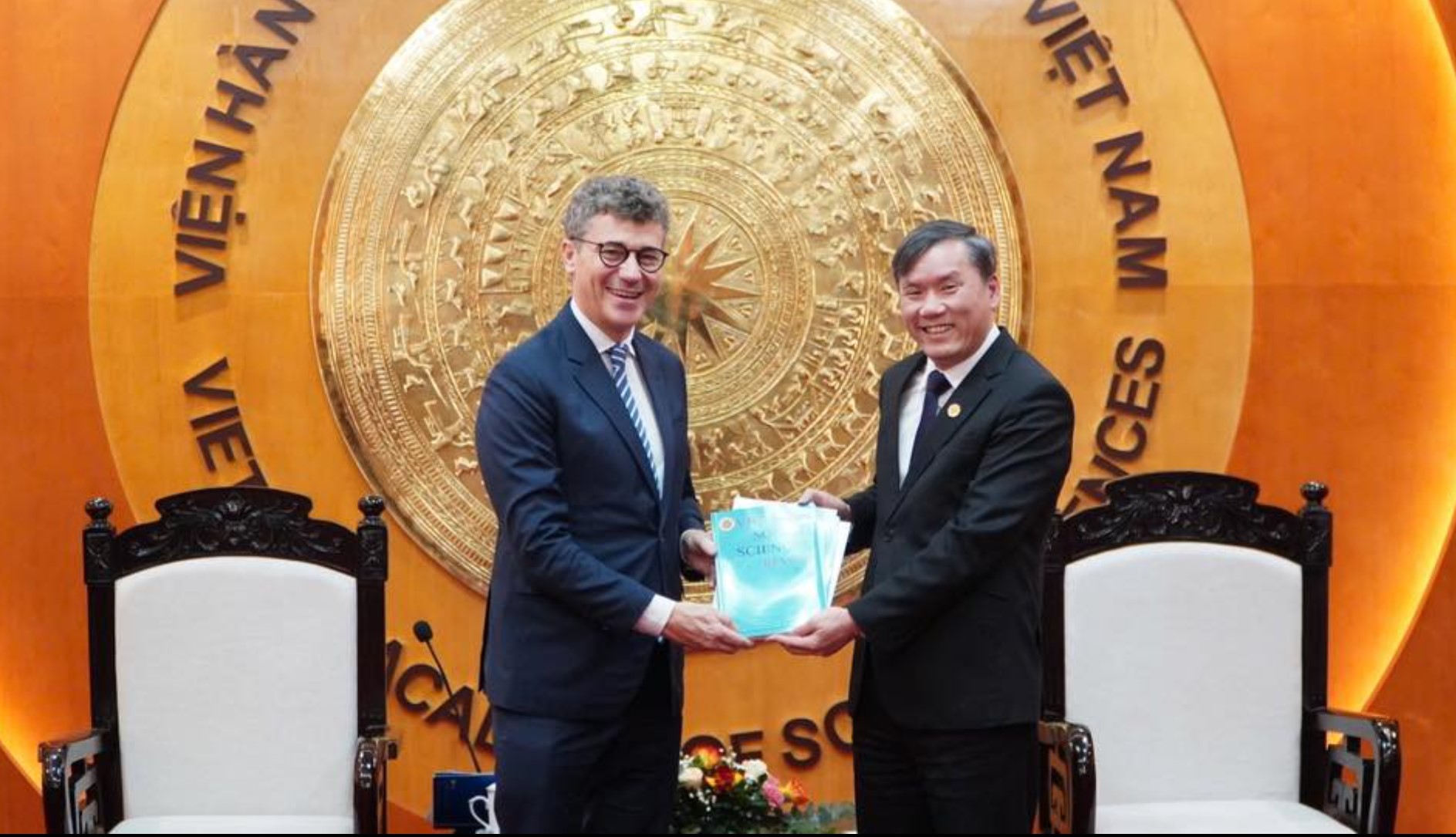 Ông Jonathan Wallace Baker, Trưởng Đại diện UNESCO tại Việt Nam gặp gỡ và làm việc với ông Lê Văn Lợi, Chủ tịch Viện Hàn lâm Khoa học Xã hội Việt Nam. Ảnh: UNESCO