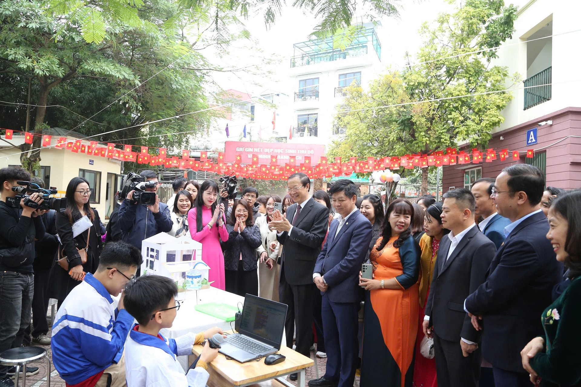 Thứ trưởng Bộ Giáo dục và Đào tạo Phạm Ngọc Thưởng cùng các đại biểu tham quan, động viên học sinh trong hoạt động trải nghiệm khoa học, sáng tạo. Ảnh: TH