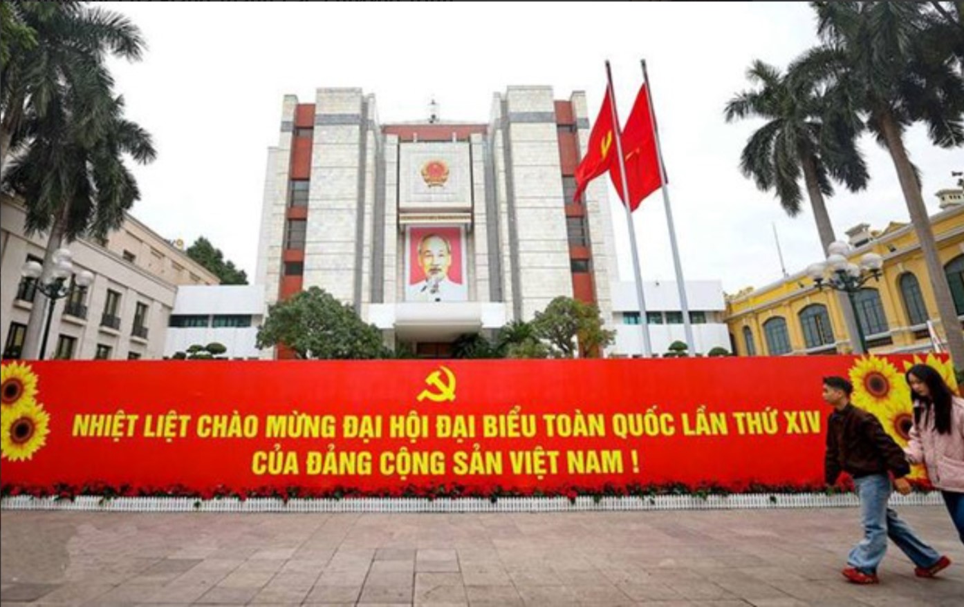 Pano chào mừng Đại hội đại biểu toàn quốc lần thứ XIV của Đảng trước trụ sở Ủy ban nhân dân thành phố Hà Nội. (Ảnh: Thanh Tùng/TTXVN)