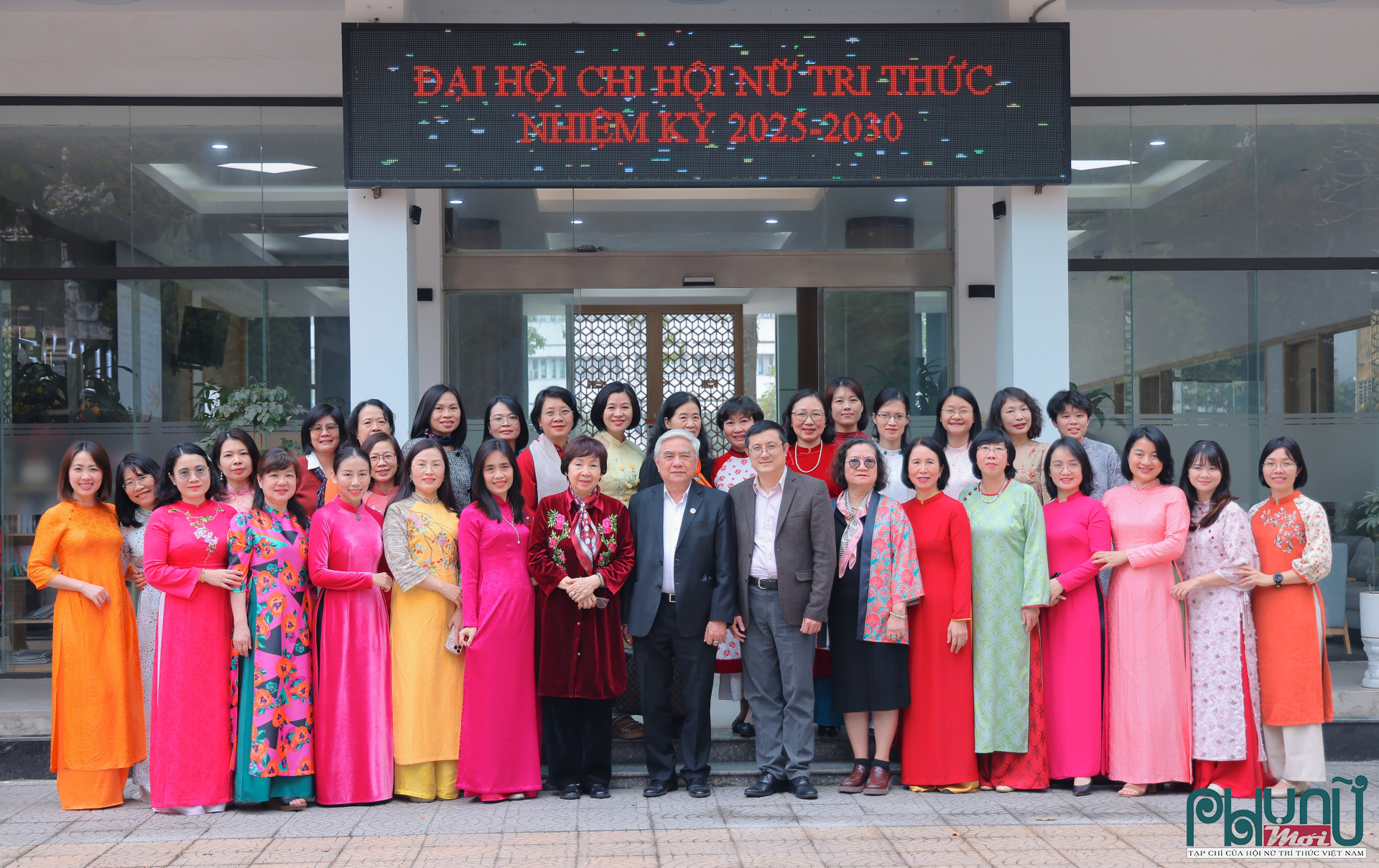 Các đại biểu chụp ảnh lưu niệm