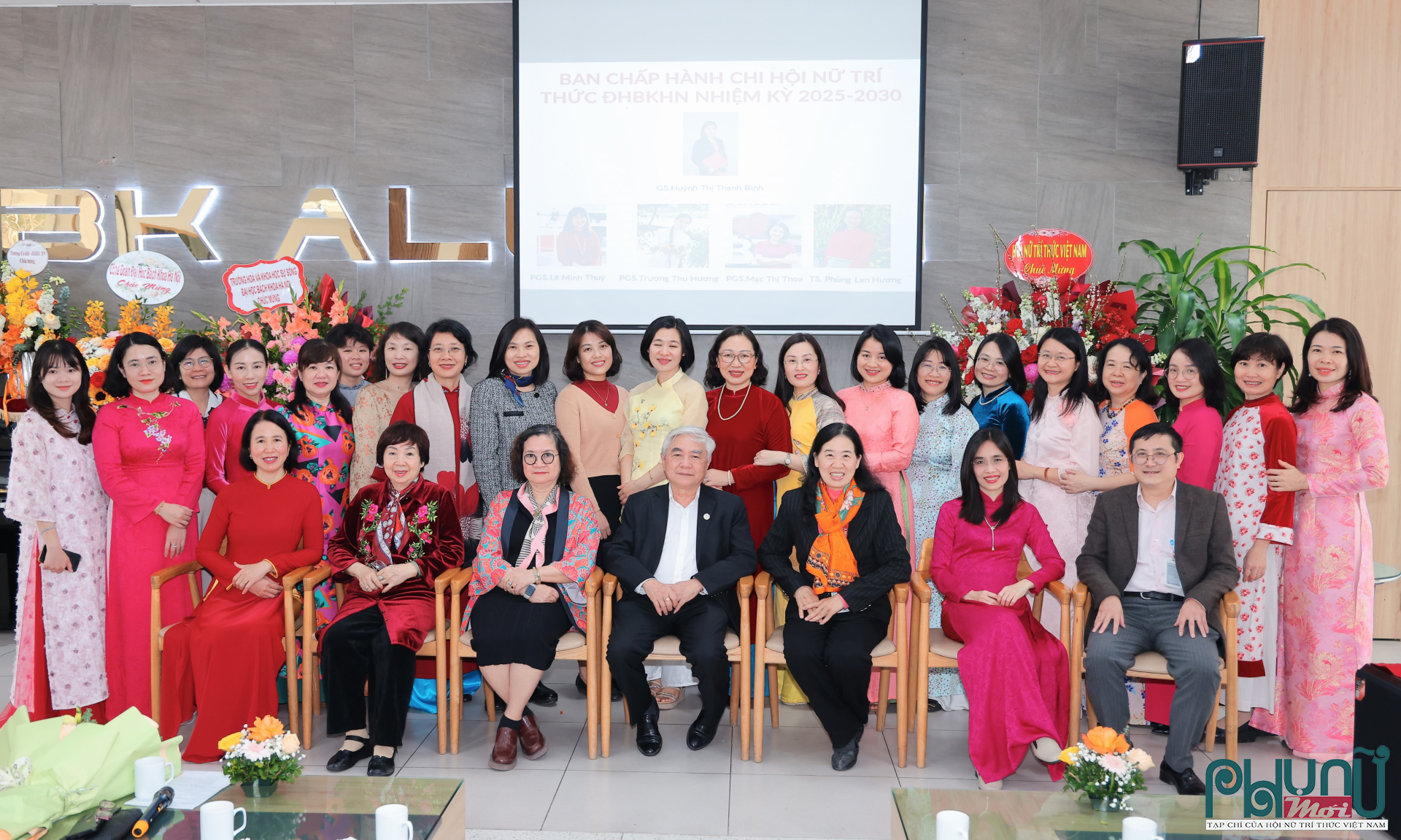 Các đại biểu chụp ảnh lưu niệm