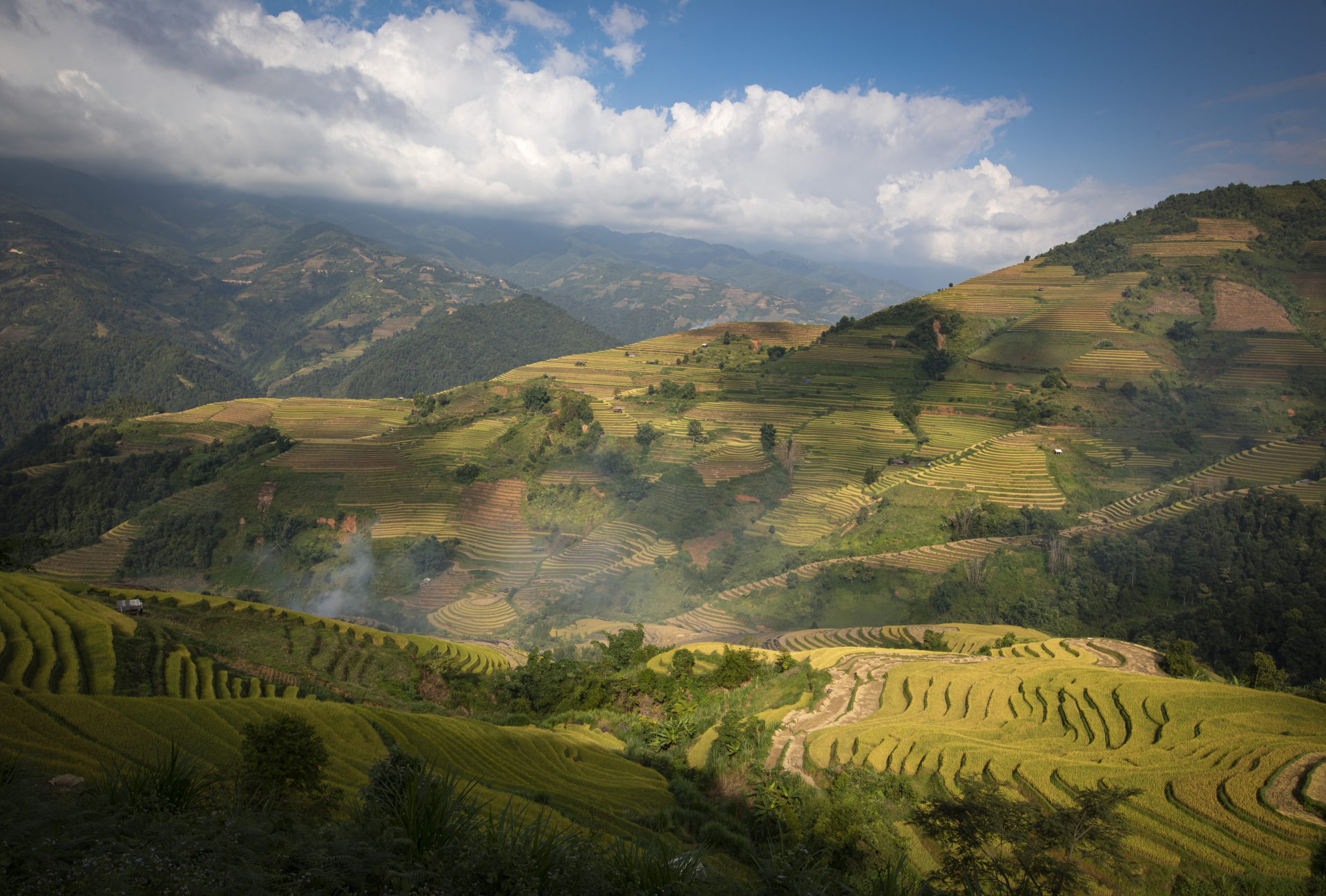 Sau bão lũ, chính quyền địa phương và người dân Mù Cang Chải đã nhanh chóng khắc phục hậu quả, ổn định đời sống và sản xuất. Các tuyến đường trọng yếu được sửa chữa, những điểm du lịch nổi tiếng như La Pán Tẩn, Chế Cu Nha, Dế Xu Phình dần trở lại nhịp sinh hoạt bình thường. Ảnh: Quý Quang Anh