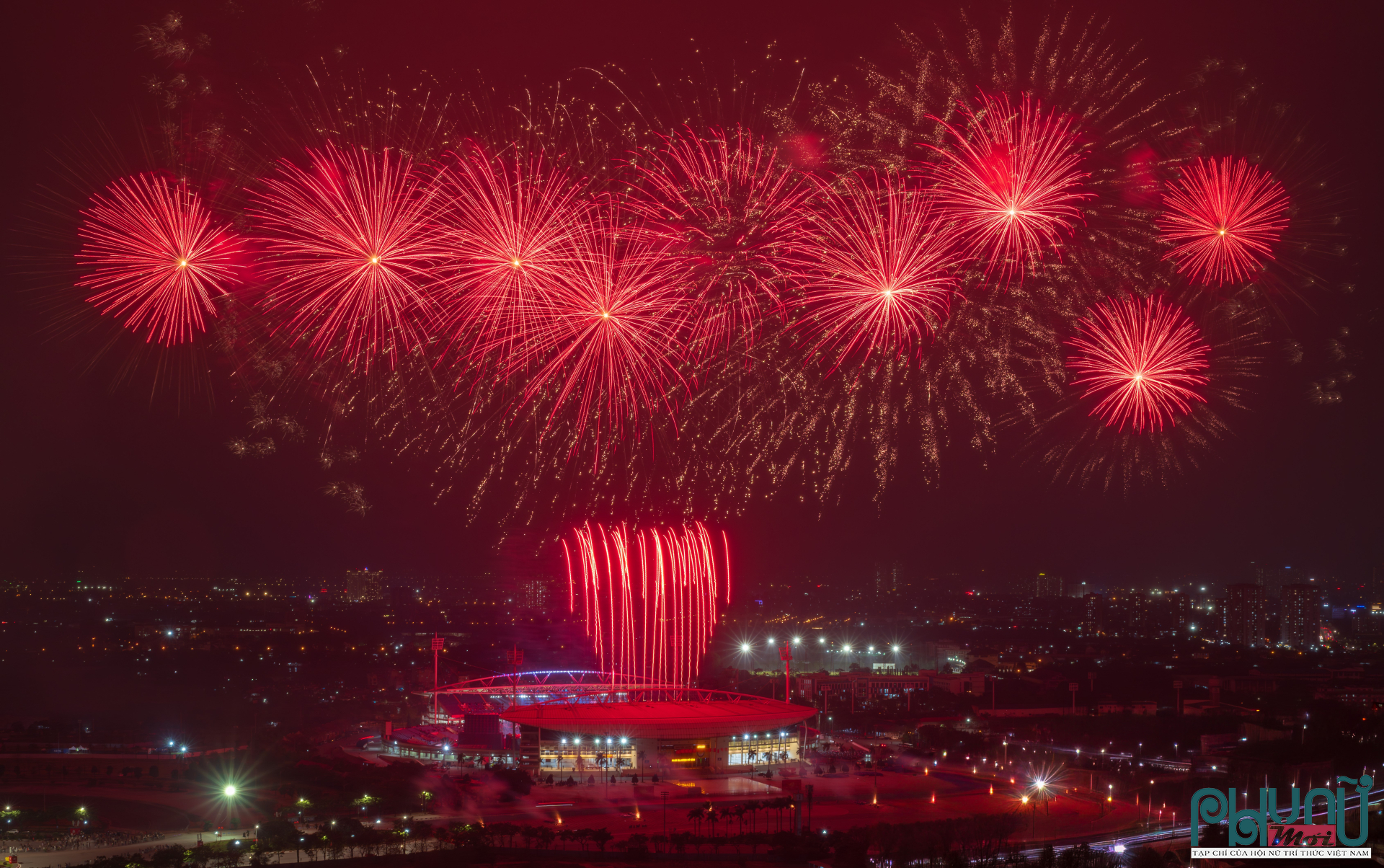 Tối 21/1, bầu trời khu vực Mỹ Đình bừng sáng trong đêm tổng duyệt pháo hoa nghệ thuật, mở màn cho chuỗi hoạt động chào mừng thành công Đại hội đại biểu toàn quốc lần thứ XIV của Đảng. Màn bắn thử kéo dài khoảng 5 phút nhưng đã mang đến không khí sôi động, hoành tráng, thu hút sự quan tâm của đông đảo người dân. Ảnh: Trọng Quý
