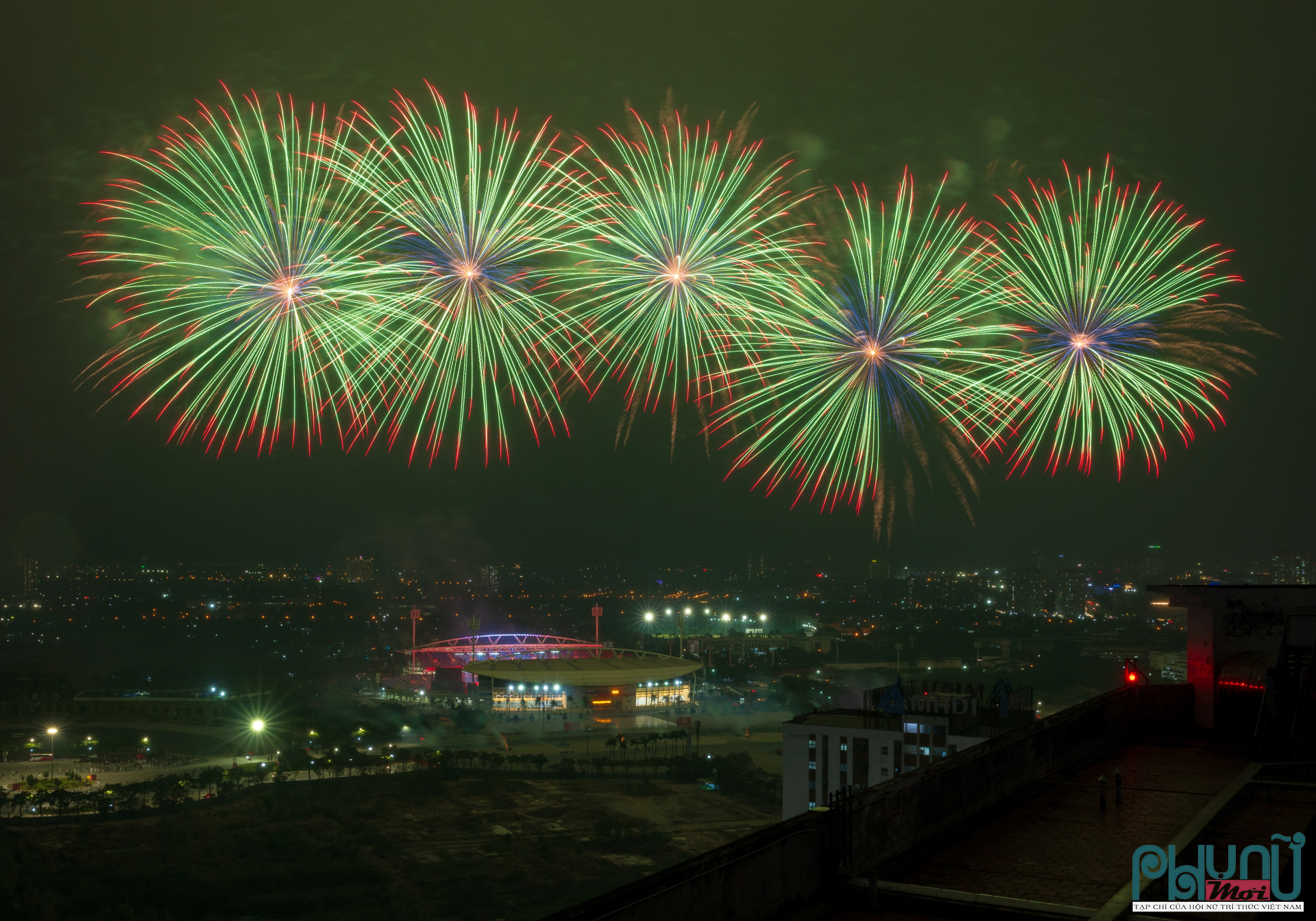 Theo Ban Tổ chức, lượng pháo sử dụng trong buổi tổng duyệt chỉ chiếm khoảng 5% so với kịch bản trình diễn chính thức. Dù vậy, với việc đưa vào thử nghiệm nhiều loại pháo mới lần đầu xuất hiện tại Việt Nam cùng hệ thống kỹ thuật hiện đại, màn bắn thử vẫn tạo nên không gian ánh sáng đa tầng, sắc màu liên tục biến đổi, mang đến những khoảnh khắc ấn tượng trên bầu trời đêm. Ảnh: Trọng Quý