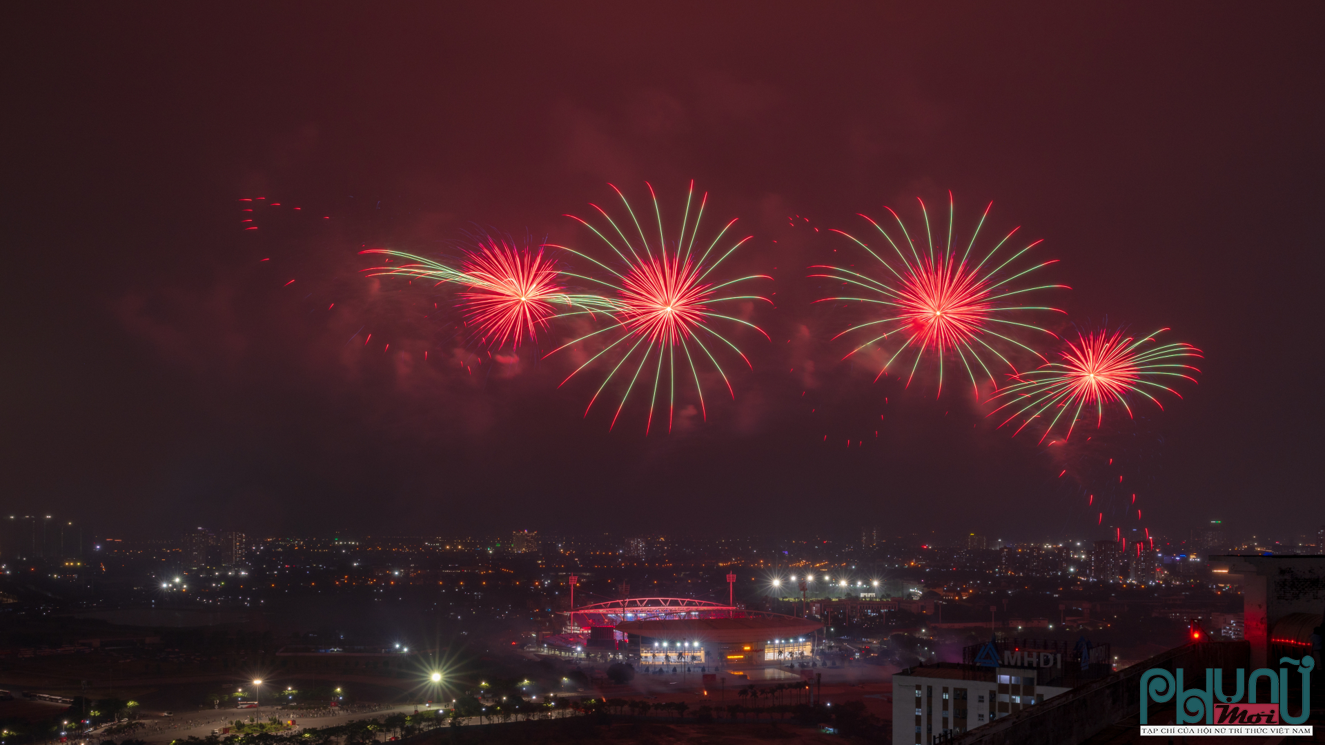 Màn tổng duyệt được thực hiện theo kịch bản chương trình nghệ thuật đặc biệt mang tên “Dưới lá cờ vẻ vang của Đảng”. Ngay từ những loạt pháo đầu tiên, hiệu ứng ánh sáng đã lan tỏa rộng khắp, cao trào được đẩy lên với các đợt pháo tầm cao bung nở liên tiếp, tạo nên những hình ảnh rực rỡ, nhận được sự trầm trồ, thích thú của người theo dõi. Ảnh: Trọng Quý
