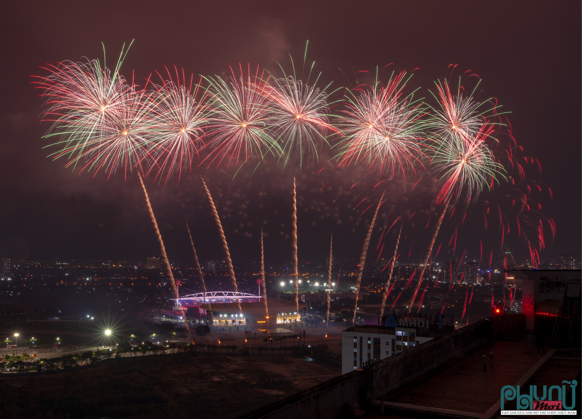 Cùng với pháo hoa, chương trình nghệ thuật đặc biệt “Dưới lá cờ vẻ vang của Đảng” cũng được tổng duyệt trong tối 21/1. Chương trình quy tụ hàng nghìn ca sĩ, diễn viên chuyên nghiệp và quần chúng, với các tiết mục được dàn dựng công phu, tái hiện những dấu mốc quan trọng trong tiến trình lịch sử của Đảng, qua đó khơi dậy niềm tự hào dân tộc và củng cố niềm tin của Nhân dân. Ảnh: Trọng Quý