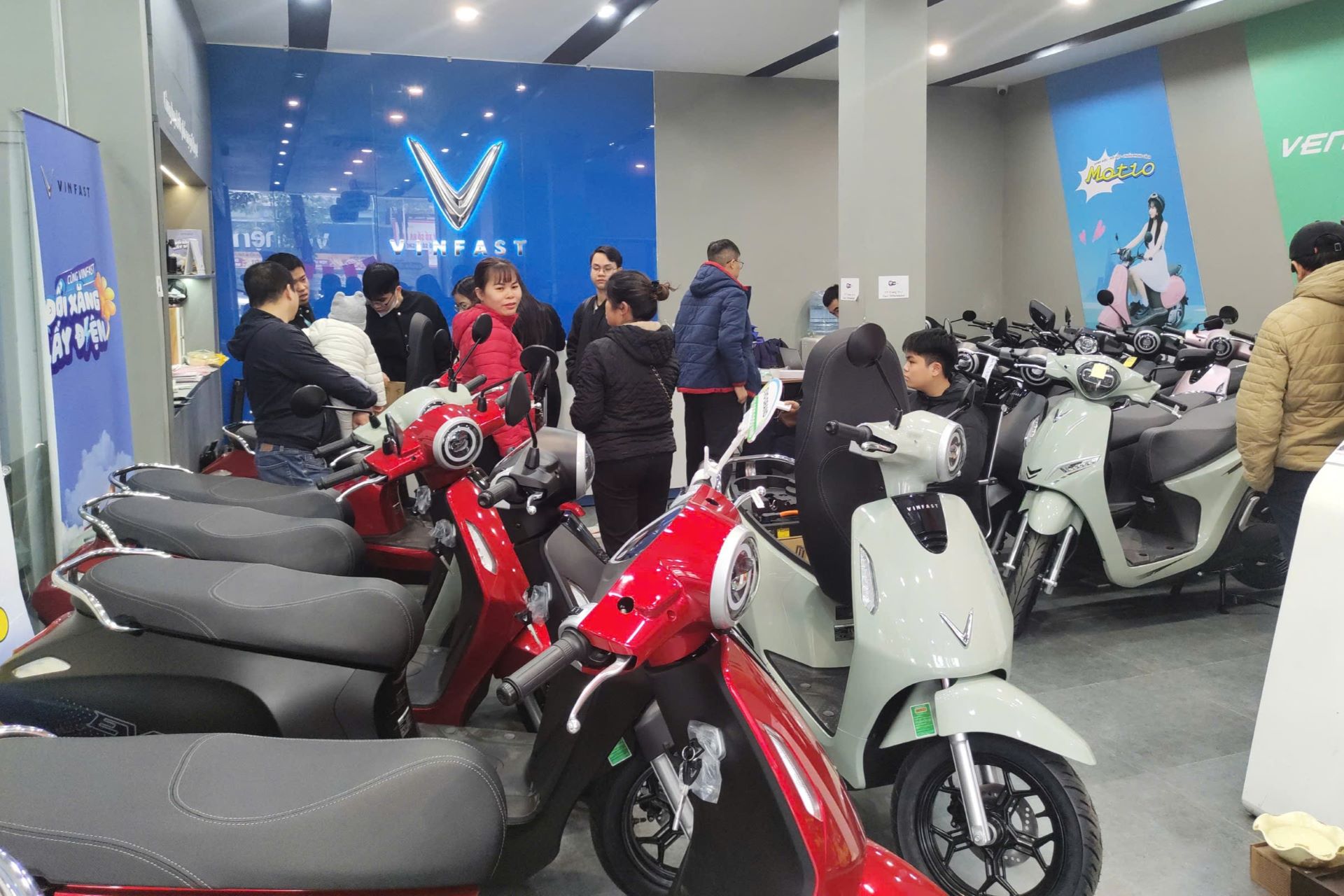 Chuỗi showroom VinFast của anh Khang ghi nhận mức doanh số trung bình lên đến 400 xe/tháng