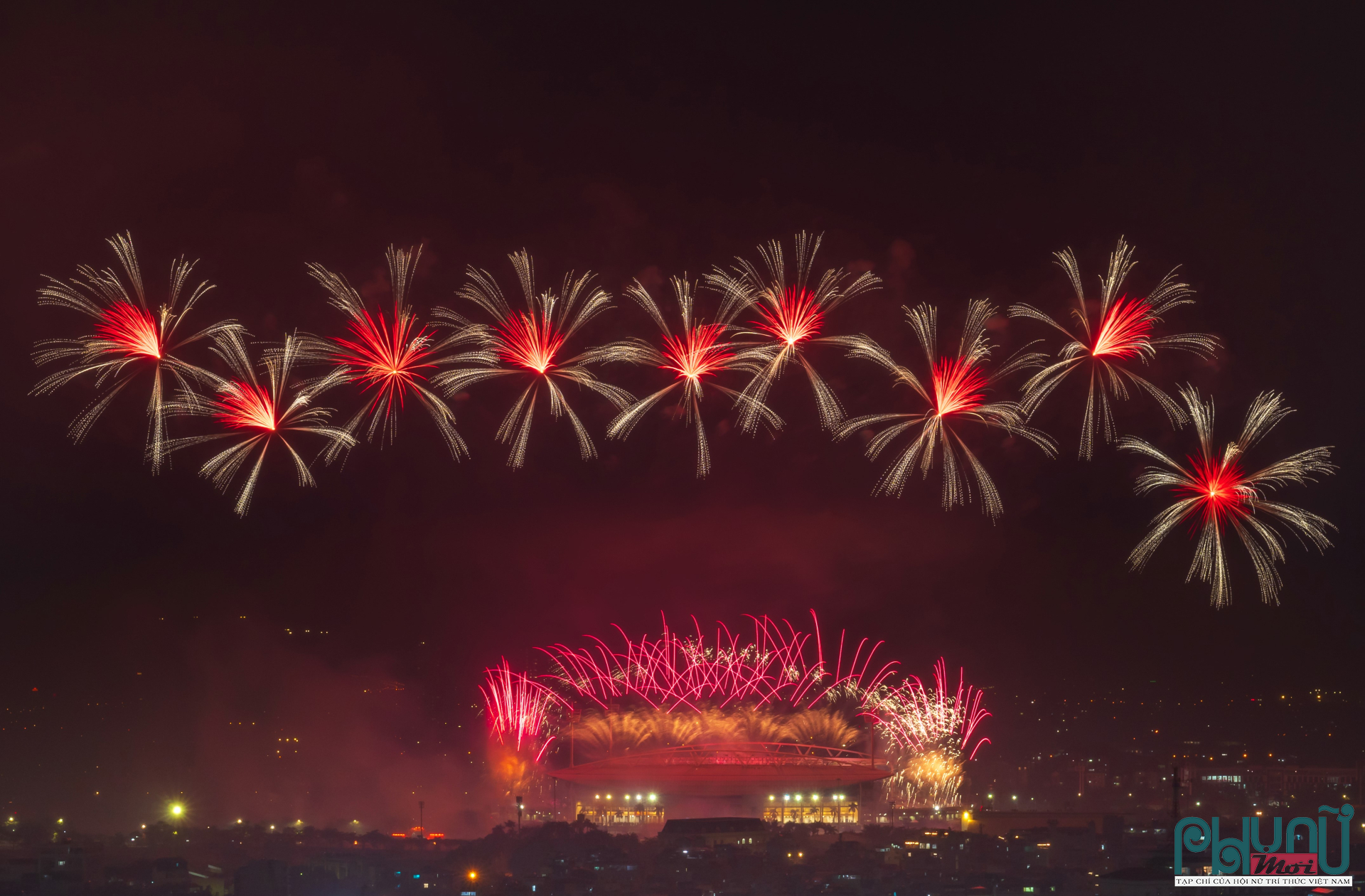 Cụ thể, 950 giàn phun pháo hoa và 4.400 ống pháo hoa hỏa thuật được bố trí trực tiếp trên mái nhà và hai bên cánh khán đài B sân vận động Mỹ Đình, theo địa hình vòng cung, tối ưu góc nhìn cho khán giả. Ảnh: Trọng Quý