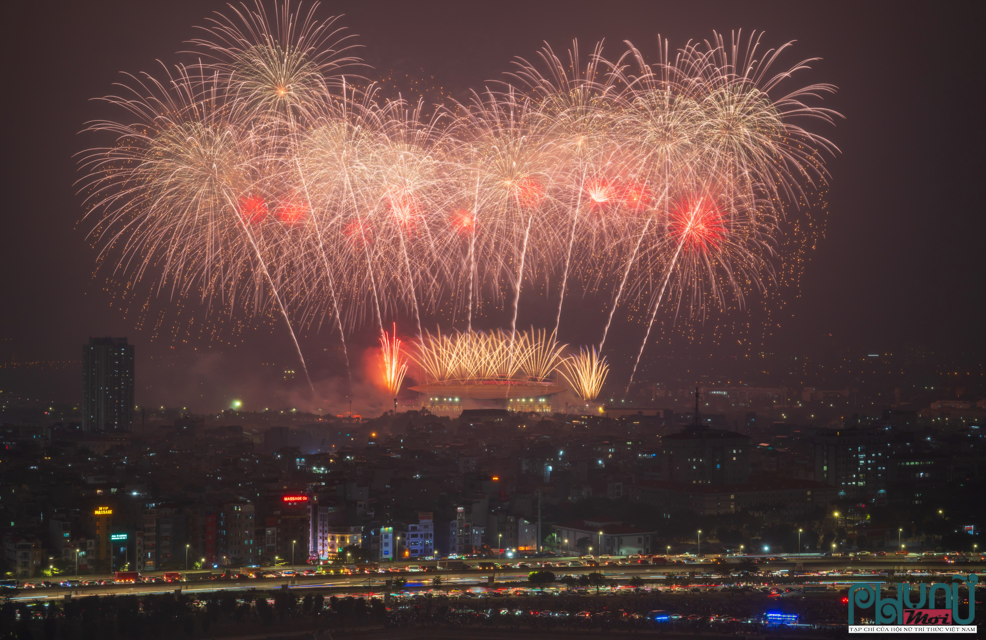 Theo ghi nhận, kịch bản pháo hoa được xây dựng chặt chẽ bởi đội ngũ chuyên gia trong và ngoài nước, bảo đảm sự đồng bộ cao giữa ánh sáng, màu sắc và thanh âm. Đặc biệt, người dân Hà Nội và du khách đã có dịp chiêm ngưỡng nhiều chủng loại pháo hoa mới, lần đầu tiên xuất hiện tại Việt Nam, mang đến trải nghiệm thị giác khác biệt so với các màn bắn pháo hoa trước đây. Ảnh: Trọng Quý