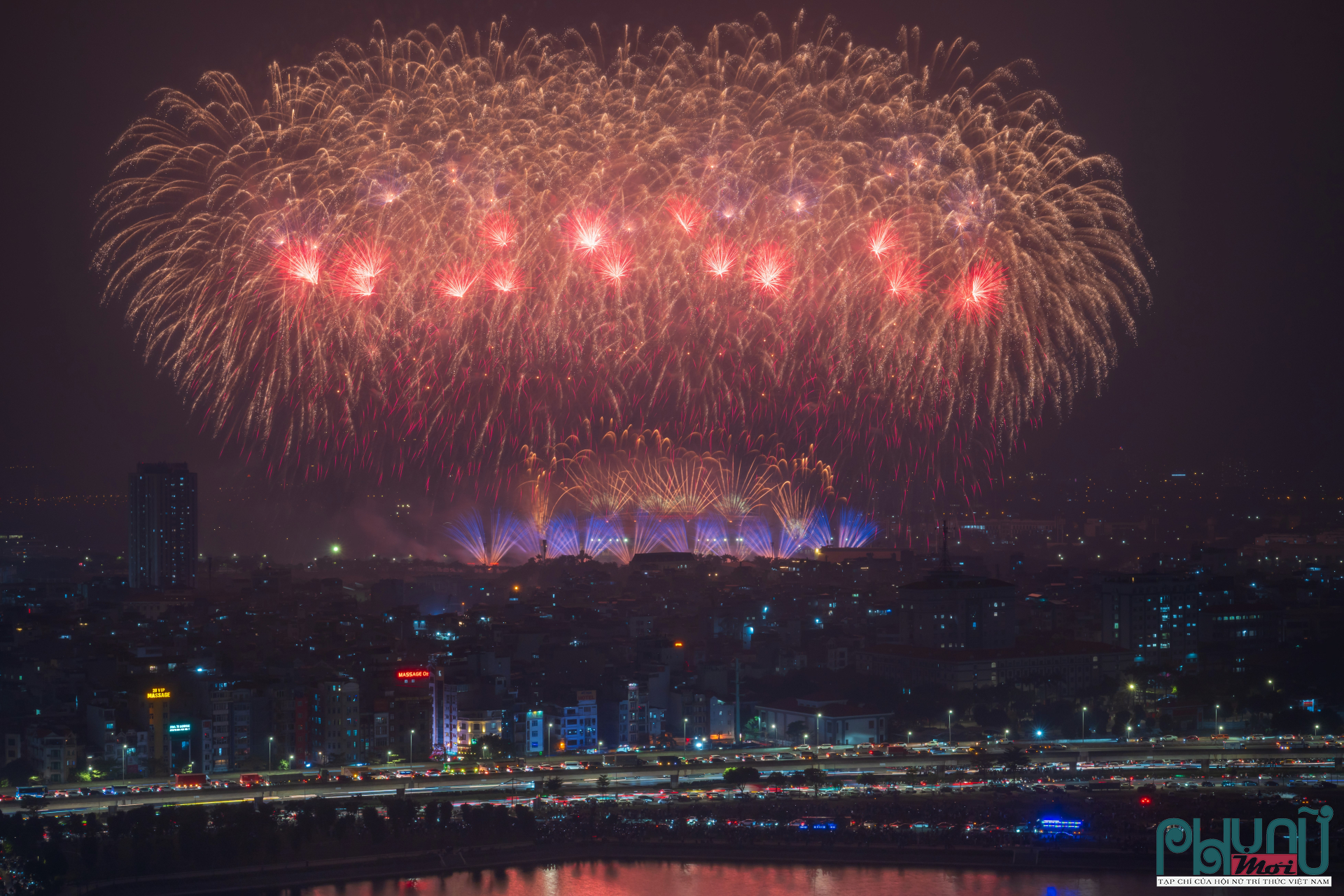 Màn pháo hoa là điểm nhấn khép lại chương trình nghệ thuật đặc biệt “Dưới lá cờ vẻ vang của Đảng”, do Thành ủy Hà Nội chủ trì thực hiện, UBND TP Hà Nội phối hợp với Đài Truyền hình Việt Nam (VTV) tổ chức theo hình thức xã hội hóa, với sự đồng hành và tài trợ của Tập đoàn Sun Group. Chương trình được chuẩn bị công phu, kết hợp hài hòa giữa nghệ thuật biểu diễn, âm nhạc và công nghệ trình diễn hiện đại. Ảnh: Trọng Quý