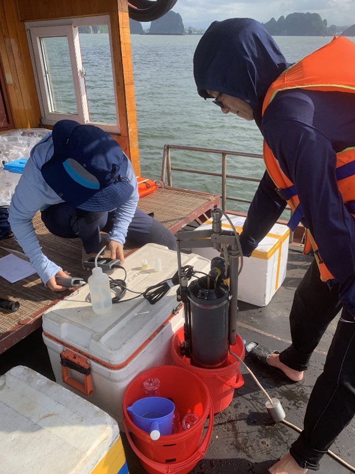 Nhóm nghiên cứu khảo sát tại khu vực Vịnh Hạ Long