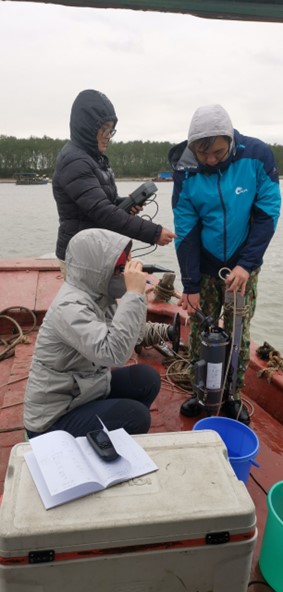 Hình ảnh nhóm nghiên cứu khảo sát khu vực cửa sông Bạch Đằng