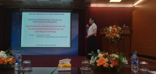 TS. Cao Thị Thu Trang trình bày báo cáo tại Hội thảo khoa học nhân dịp kỷ niệm 50 năm thành lập Viện Hàn lâm khoa học và Công nghệ Việt Nam