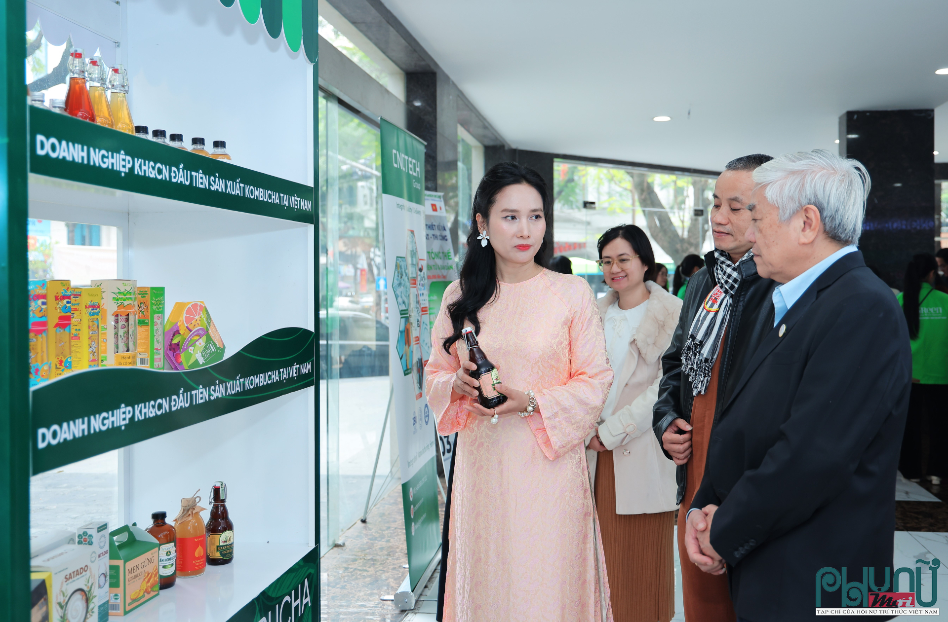 Các đại biểu tham quan khu vực trưng bày sản phẩm Medifood VGreen. 
