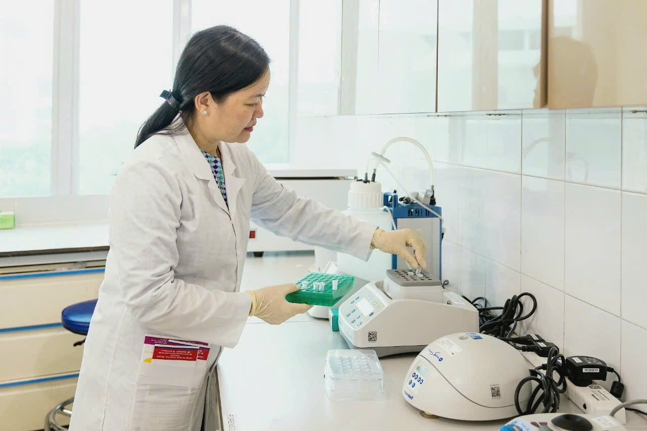 TS. Bùi Thị Dung trong phòng thí nghiệm