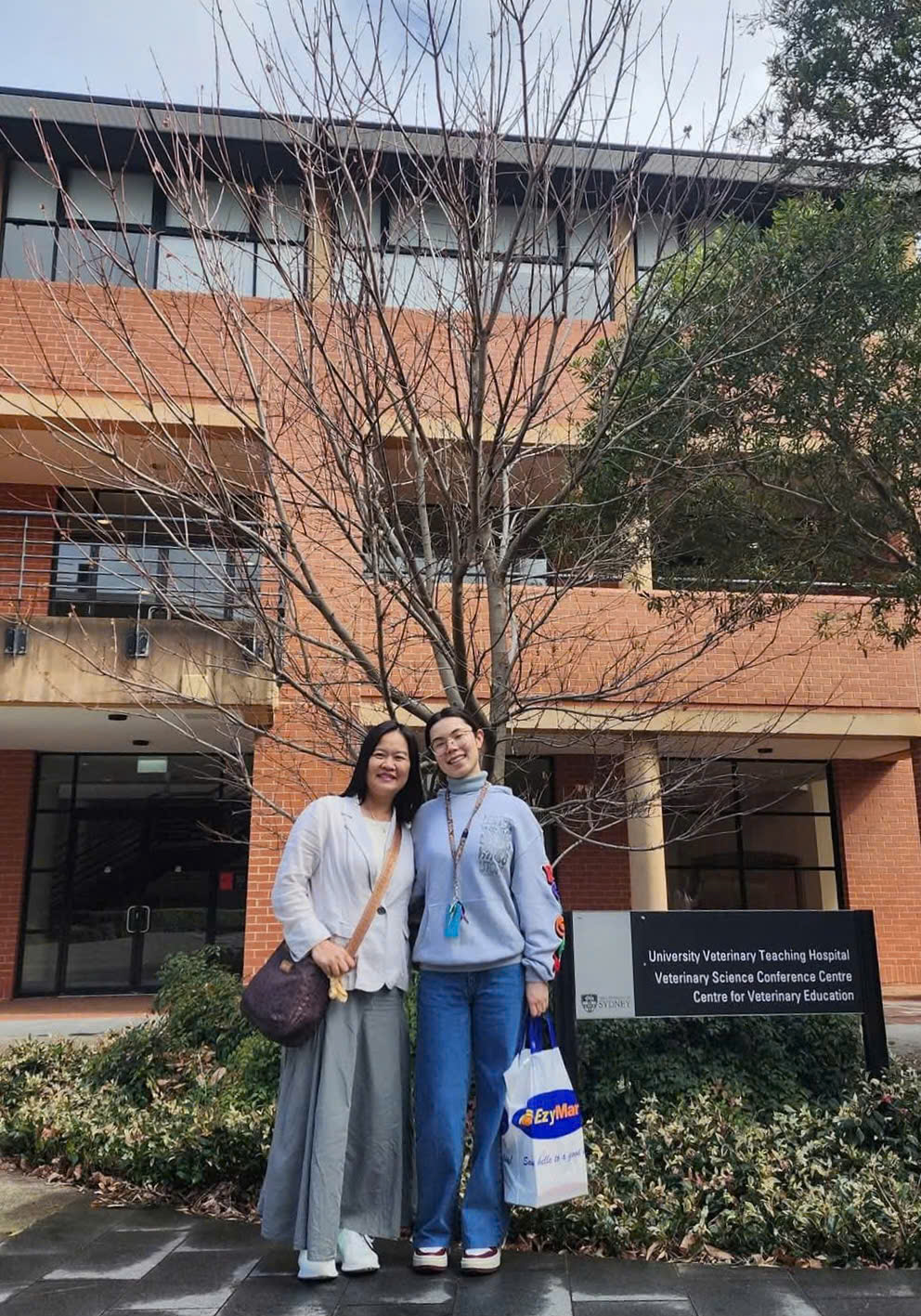 TS. Bùi Thị Dung (bên trái) và nghiên cứu sinh Rosemonde l. Power, Trường Đại học Sydney, Úc