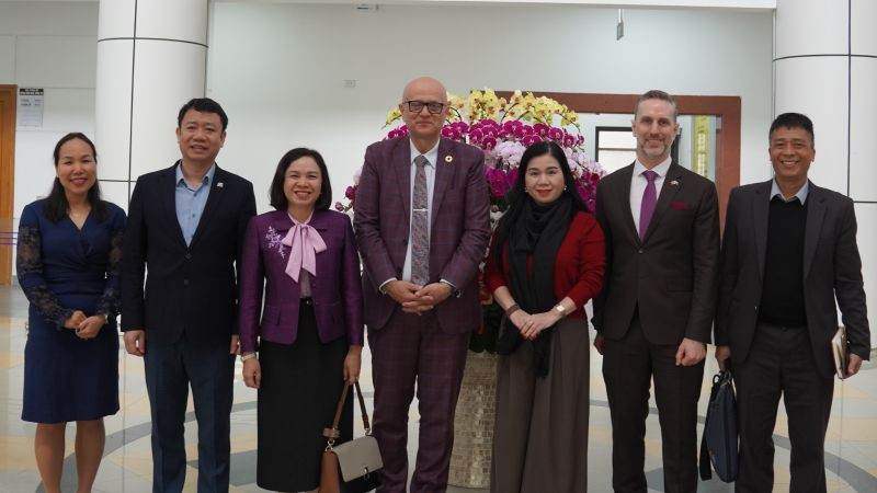 imageTiến sĩ Aleksandar (Sasha) Bodiroza chụp ảnh cùng các đại diện, cán bộ Bộ Y tế và UNFPA. (Nguồn: UNFPA)