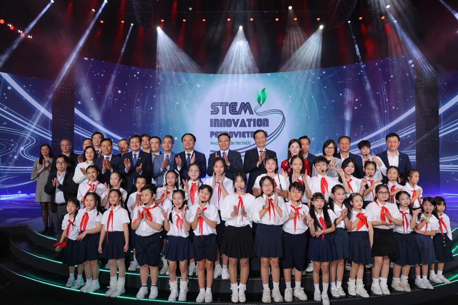  Các đại biểu chụp ảnh lưu niệm