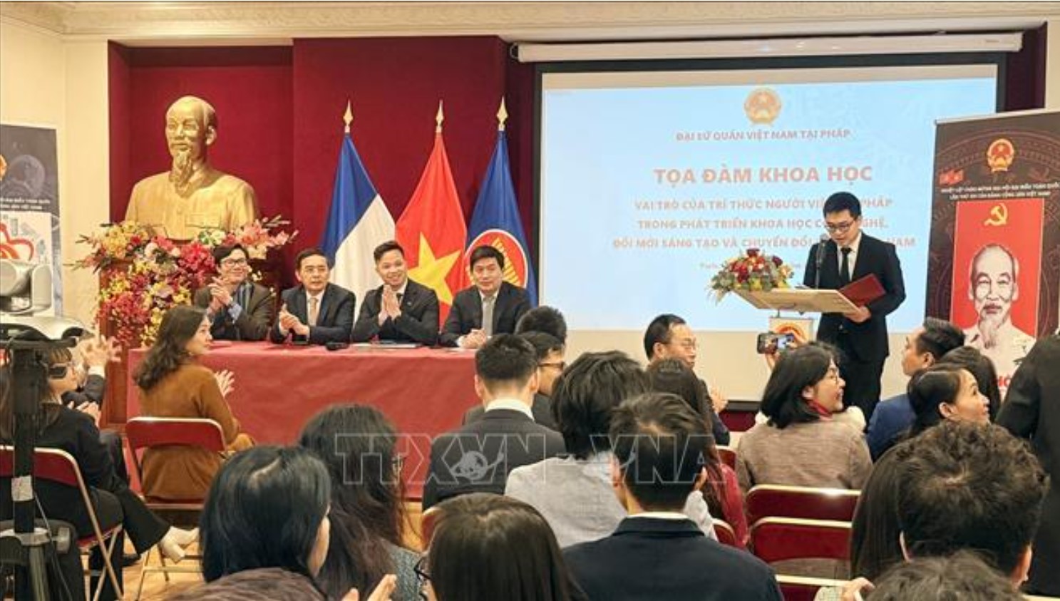 Hội thảo khoa học với chủ đề “Vai trò của trí thức Việt Nam tại Pháp trong phát triển khoa học - công nghệ, đổi mới sáng tạo và chuyển đổi số tại Việt Nam”. Ảnh: Hữu Chiến/TTXVN