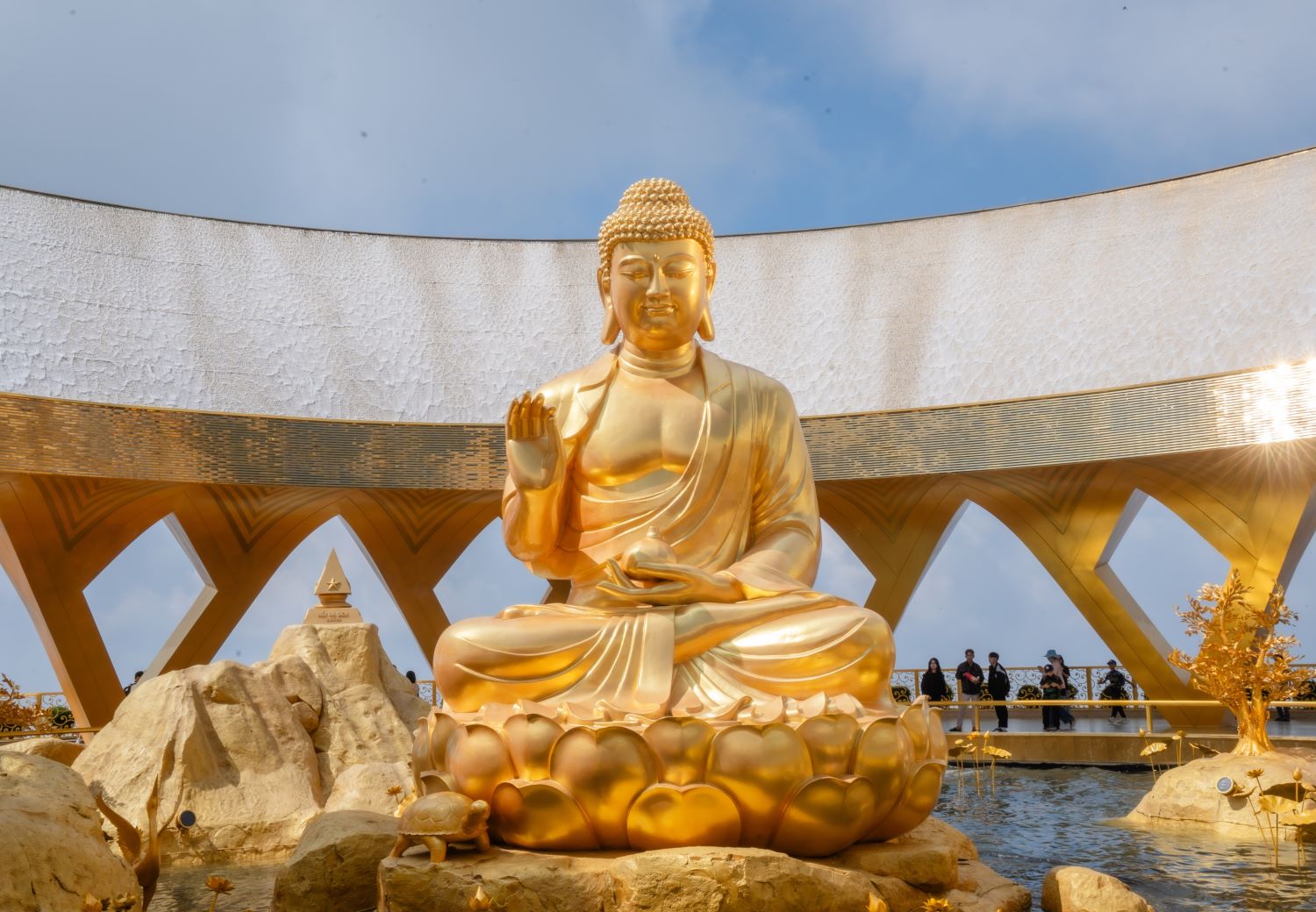 Tôn tượng Đức Phật Câu Na Hàm Mâu Ni – “Đấng đến từ Vàng” – tọa lạc tại nơi cao nhất đỉnh núi.  (Ảnh: Sun World Ba Den Mountain)