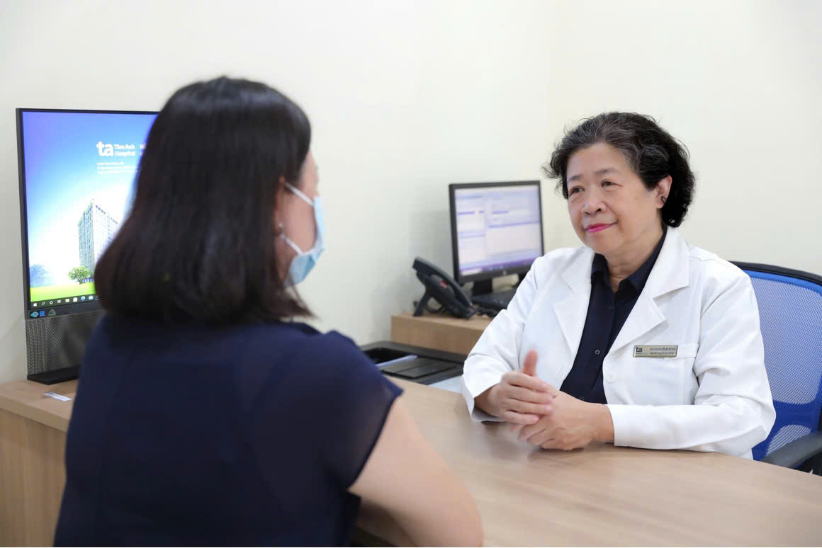 Bà Thanh tái khám sau ca phẫu thuật robot cắt tử cung cùng bác sĩ Mỹ Nhi. Ảnh: Trung Vũ