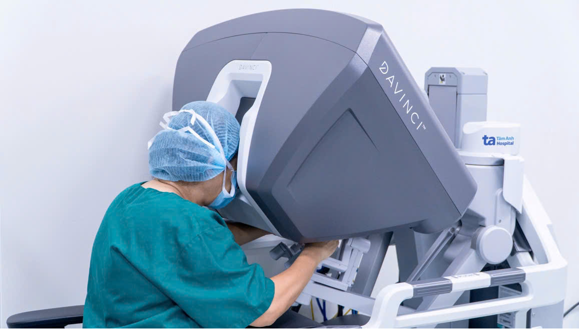 Bác sĩ Mỹ Nhi điều khiển robot cắt tử cung cho bà Thanh. Ảnh: Tuệ Diễm