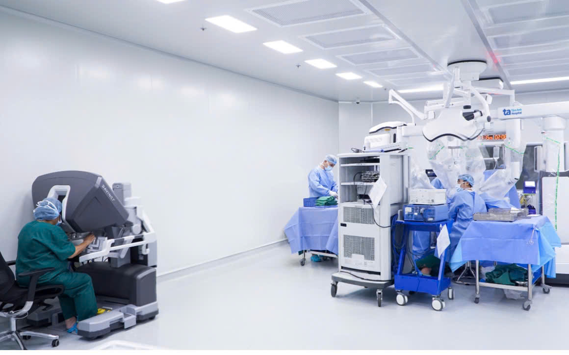 Bác sĩ Mỹ Nhi ngồi buồng điều khiển robot cùng các phẫu thuật viên chính điều trị cho bệnh nhân. Ảnh: Tuệ Diễm