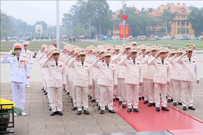 Đoàn đại biểu Công an Trung ương - Bộ Công an đến đặt vòng hoa và vào Lăng viếng Chủ tịch Hồ Chí Minh. Ảnh: An Đăng - TTXVN