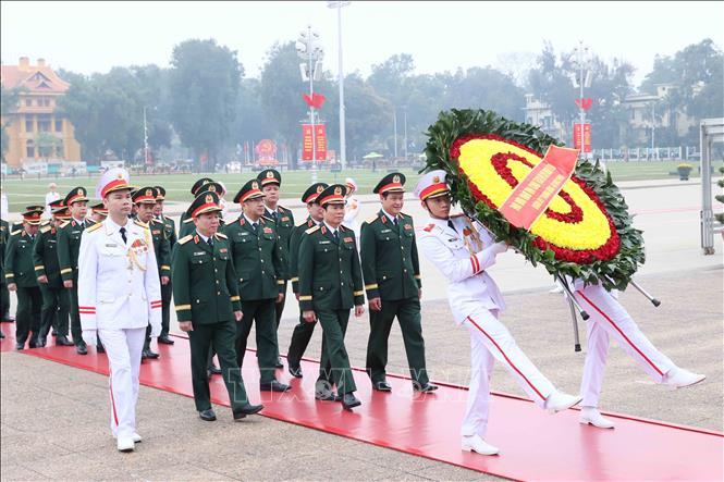 Đoàn đại biểu Quân ủy Trung ương - Bộ Quốc phòng đến đặt vòng hoa và vào Lăng viếng Chủ tịch Hồ Chí Minh. Ảnh: An Đăng - TTXVN