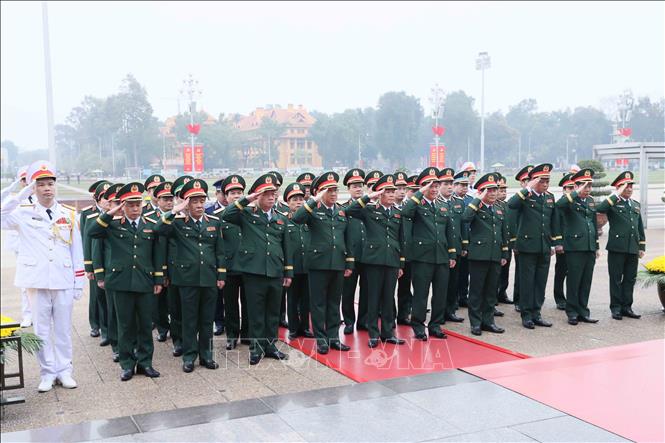 Đoàn đại biểu Quân ủy Trung ương - Bộ Quốc phòng đến đặt vòng hoa và vào Lăng viếng Chủ tịch Hồ Chí Minh. Ảnh: An Đăng - TTXVN