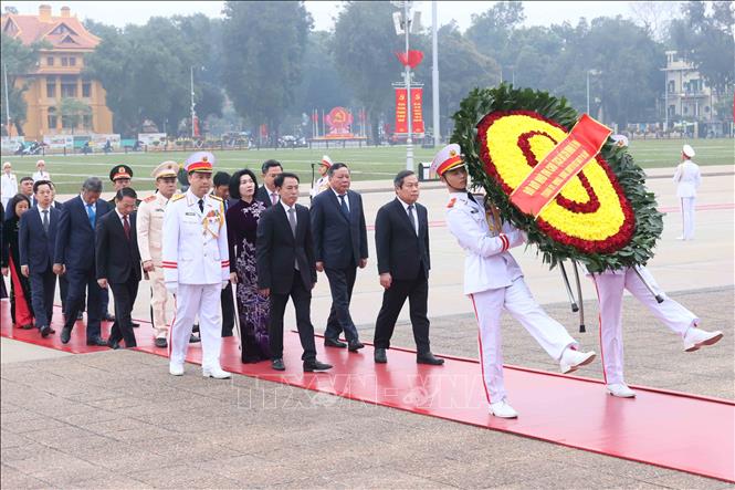 Thành ủy, Hội đồng nhân dân, Ủy ban nhân dân, Ủy ban Mặt trận Tổ quốc Việt Nam thành phố Hà Nội đến đặt vòng hoa viếng Chủ tịch Hồ Chí Minh. Ảnh: An Đăng - TTXVN