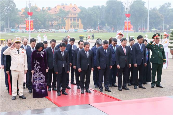 Thành ủy, Hội đồng nhân dân, Ủy ban nhân dân, Ủy ban Mặt trận Tổ quốc Việt Nam thành phố Hà Nội tưởng niệm Chủ tịch Hồ Chí Minh. Ảnh: An Đăng - TTXVN