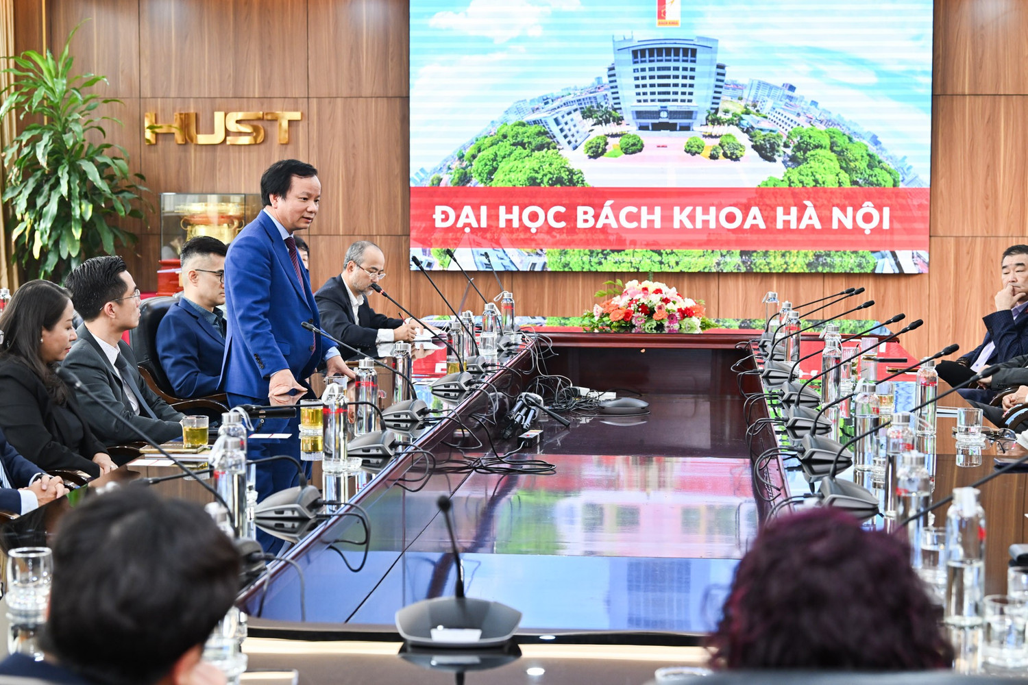 Gặp gỡ các nhà khoa học, doanh nhân kiều bào ở nước ngoài do Đại học Bách khoa Hà Nội tổ chức. Ảnh: Duy Thành